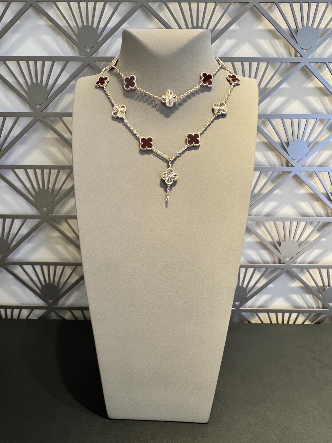 [LUXE JEWELRY]CLOVER 20 MOTIFS LASER CARNELIAN NECKLACE