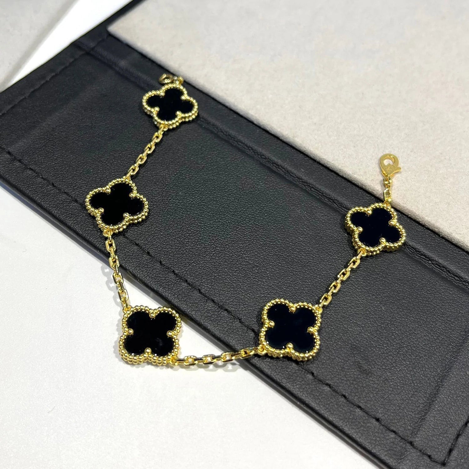 [LUXE JEWELRY] CLOVER 5 MOTIF ONYXS BRACELET COLLECTION