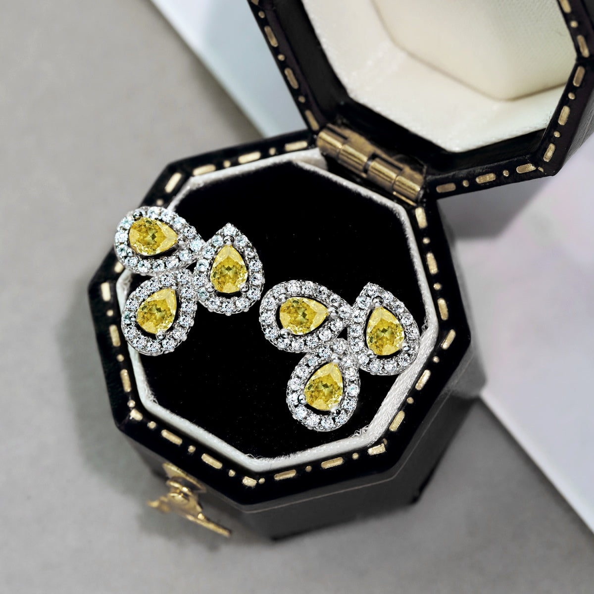 [LUXE]Ornate Flower Shape Pear Cut Lover Earrings