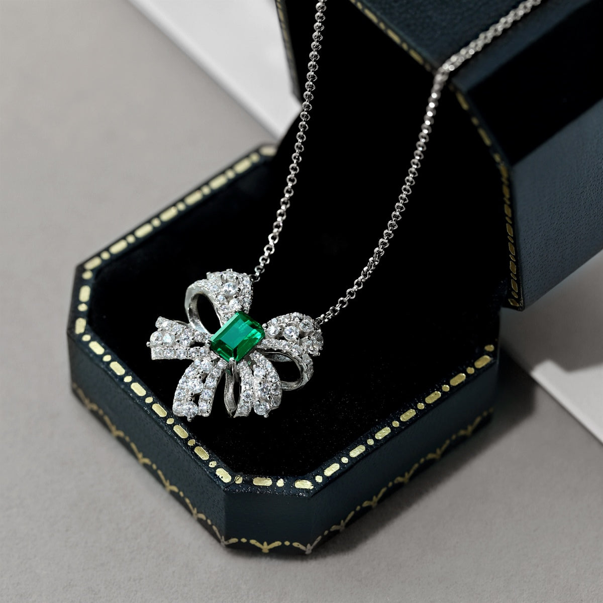 [LUXE]Luxurious Flower Shape Emerald Cut Necklace