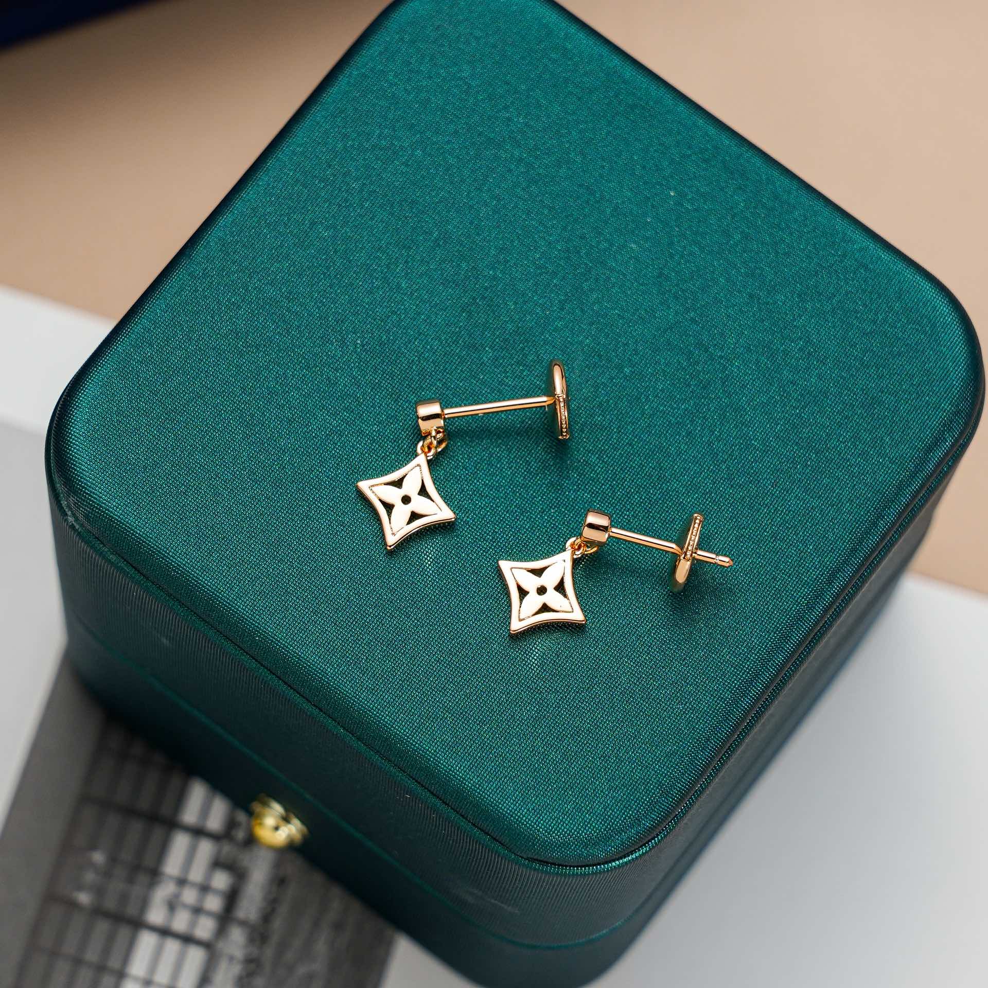 [LUXE JEWELRY]STAR EARRINGS GOLD