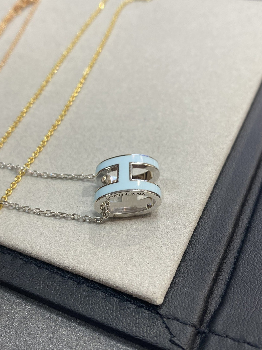 [LUXE JEWELRY]POP H LIGHT BLUE NECKLACE