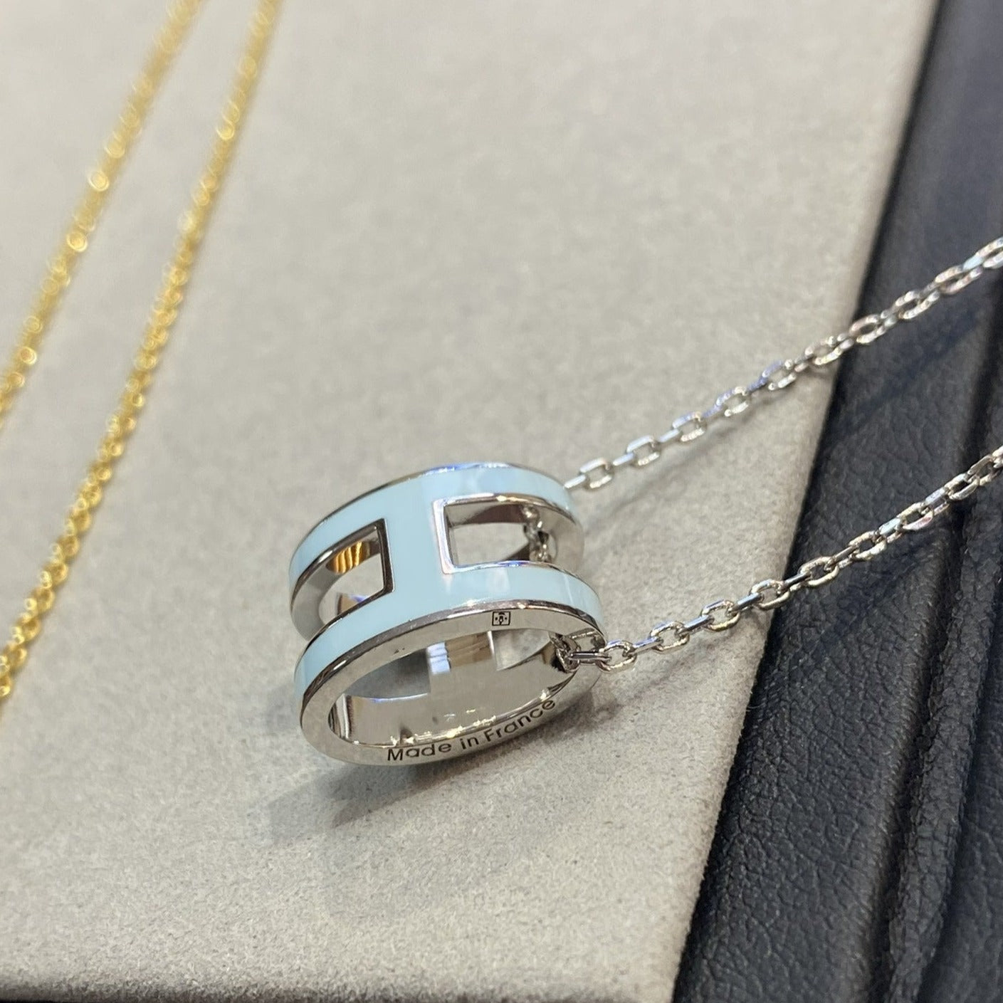 [LUXE JEWELRY]POP H LIGHT BLUE NECKLACE