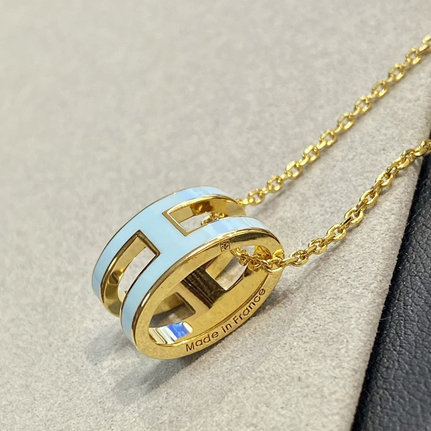 [LUXE JEWELRY]POP H LIGHT BLUE NECKLACE