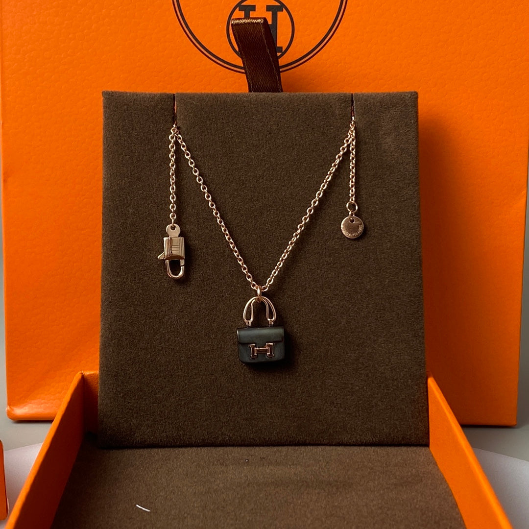 [LUXE JEWELRY]CONSTANCE BLACK PEDANT PINK GOLD NECKLACE