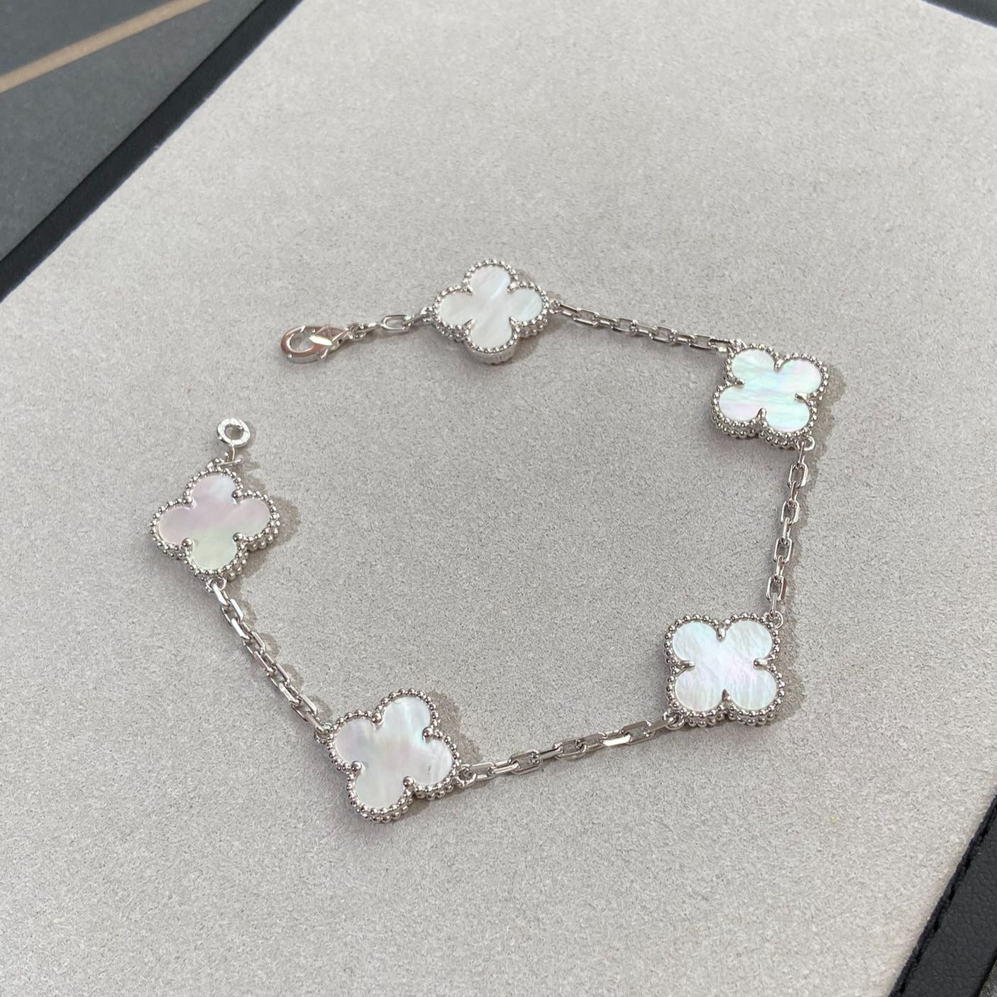 [LUXE JEWELRY]CLOVER WHITE PEARL MOP 5 MOTIF BRACELET COLLECTION