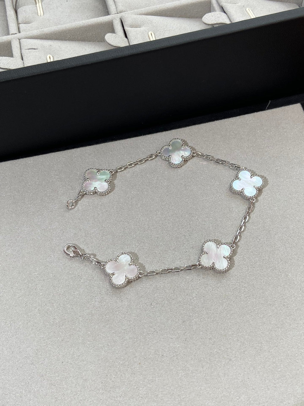[LUXE JEWELRY]CLOVER WHITE PEARL MOP 5 MOTIF BRACELET COLLECTION