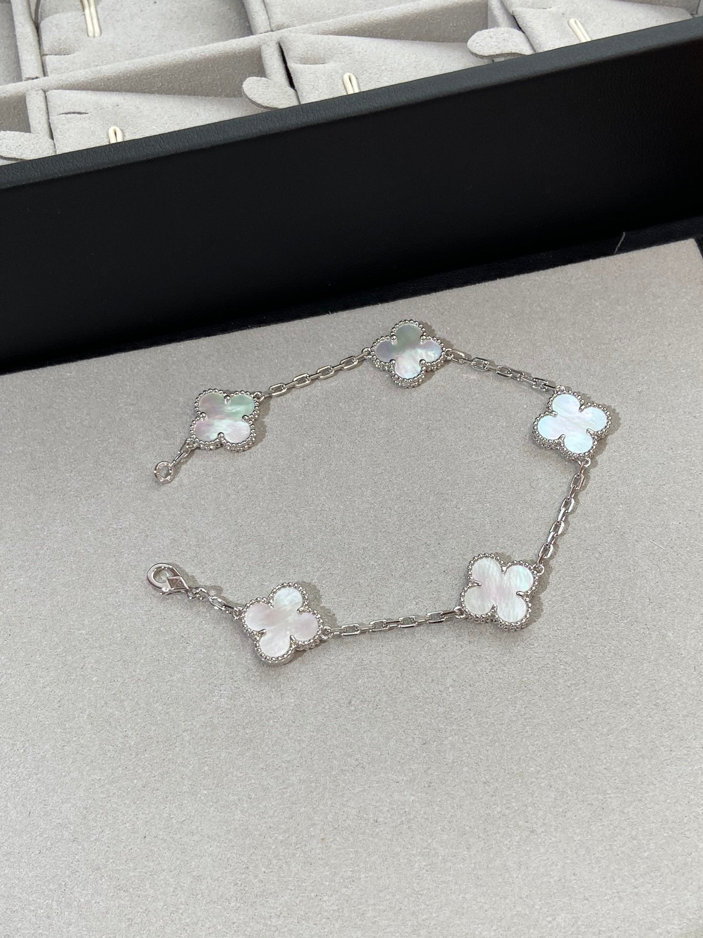 [LUXE JEWELRY]CLOVER WHITE PEARL MOP 5 MOTIF BRACELET COLLECTION
