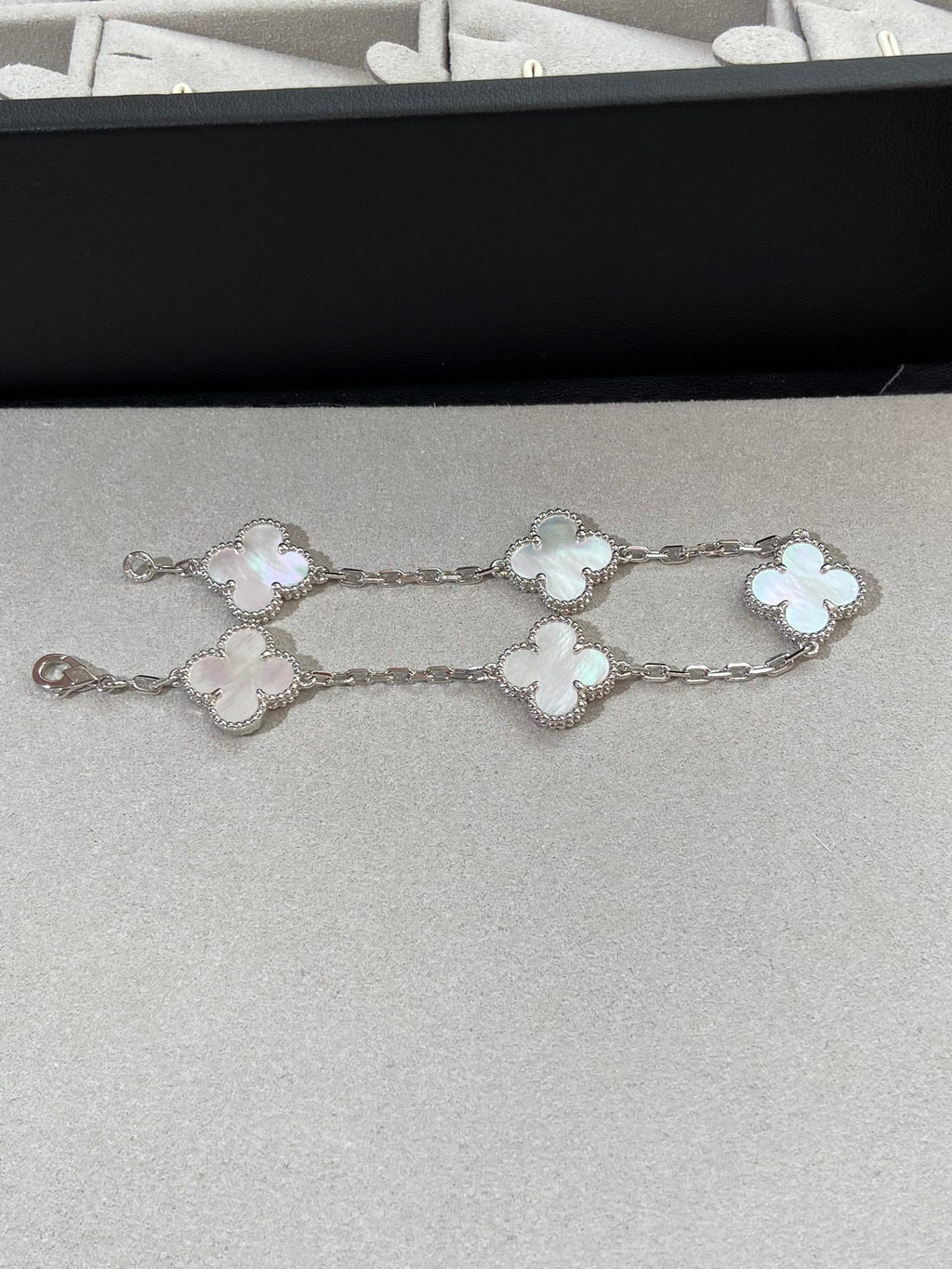 [LUXE JEWELRY]CLOVER WHITE PEARL MOP 5 MOTIF BRACELET COLLECTION