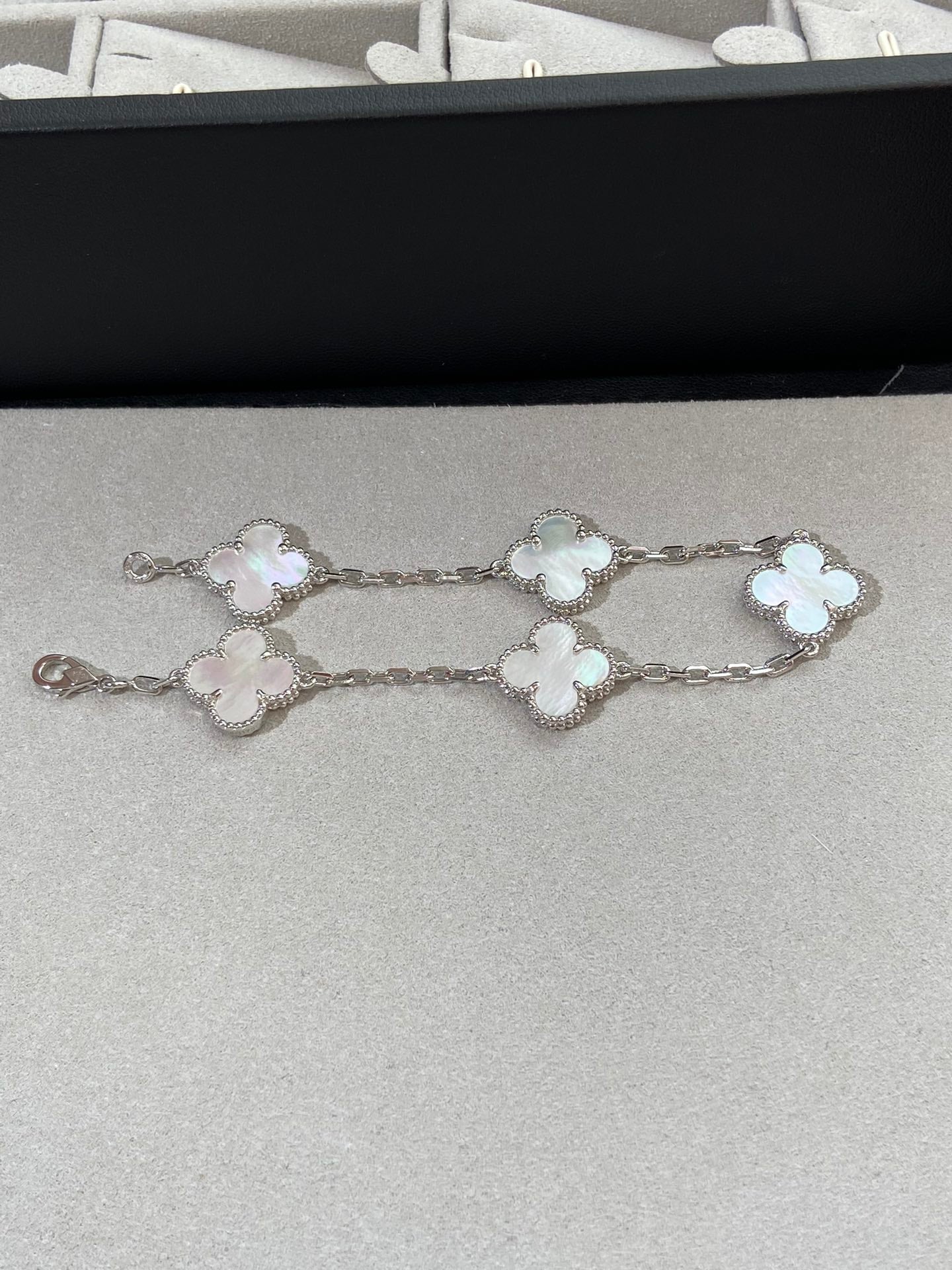 [LUXE JEWELRY]CLOVER WHITE PEARL MOP 5 MOTIF BRACELET COLLECTION