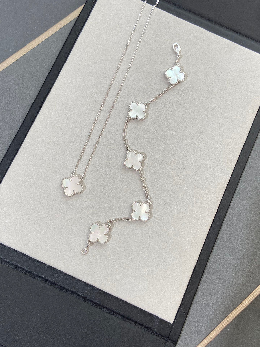 [LUXE JEWELRY]CLOVER WHITE PEARL MOP 5 MOTIF BRACELET COLLECTION