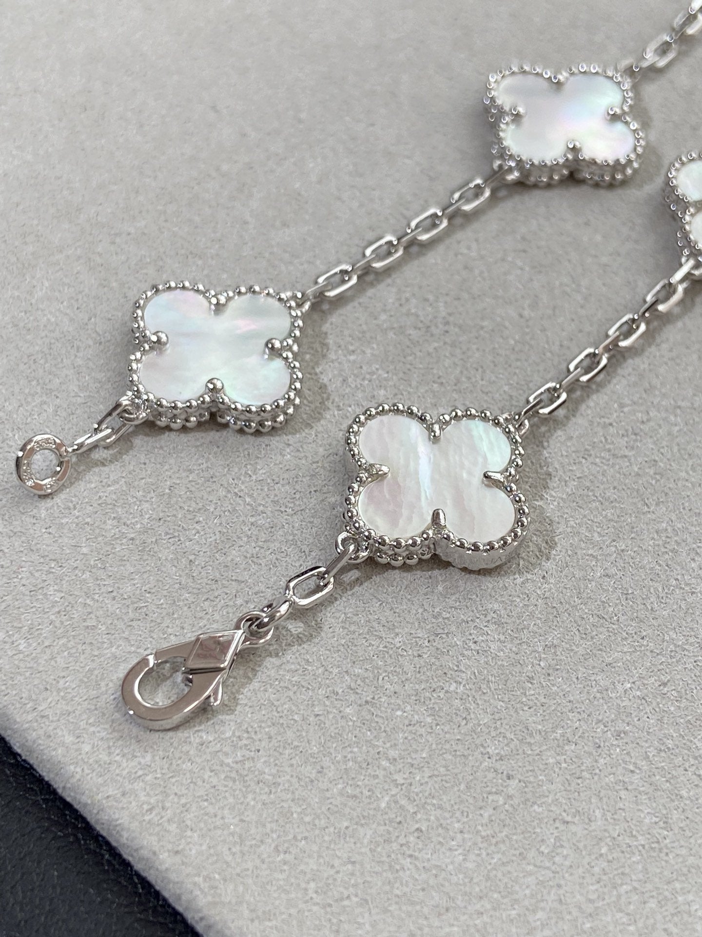 [LUXE JEWELRY]CLOVER WHITE PEARL MOP 5 MOTIF BRACELET COLLECTION