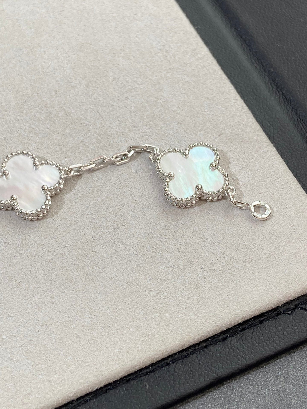 [LUXE JEWELRY]CLOVER WHITE PEARL MOP 5 MOTIF BRACELET COLLECTION