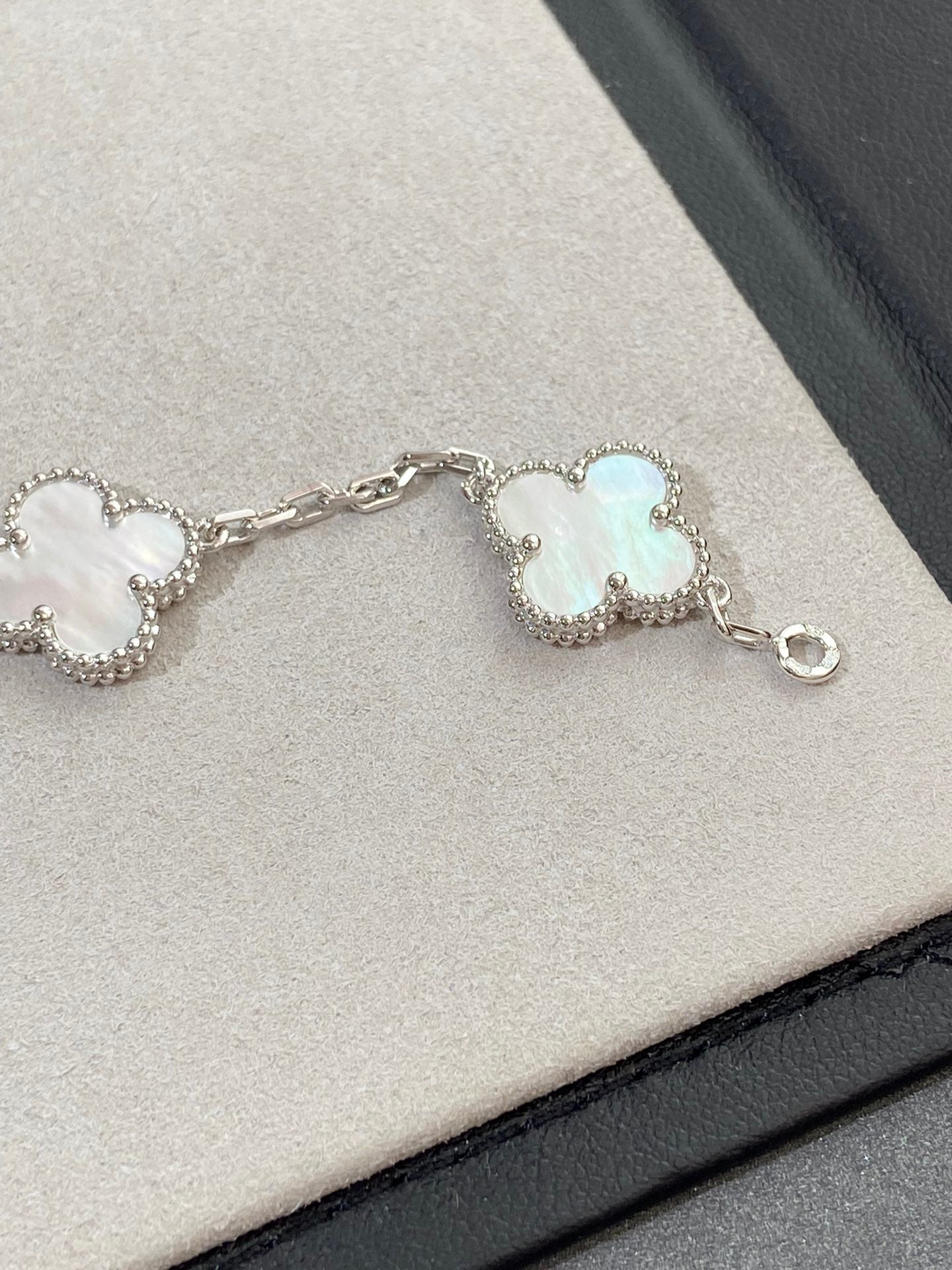 [LUXE JEWELRY]CLOVER WHITE PEARL MOP 5 MOTIF BRACELET COLLECTION