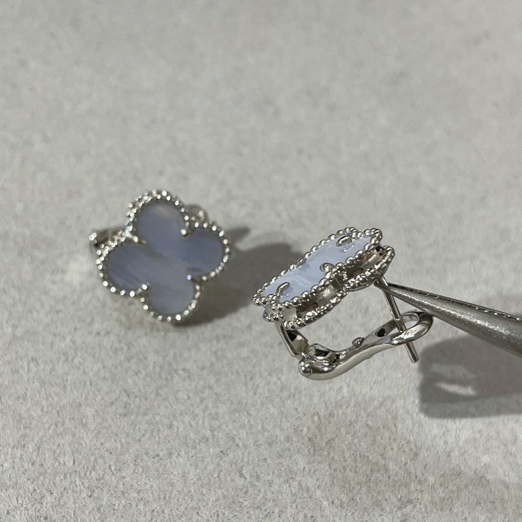 [LUXE JEWELRY]CLOVER CHALCEDONY SILVER STUD EARRINGS