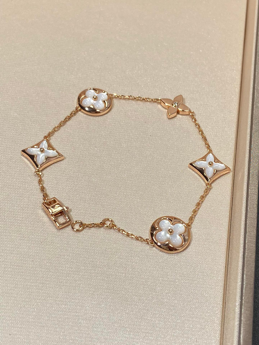 [LUXE JEWELRY]STAR AND SUN 5 MOTIF MOP PINK GOLD BRACELET