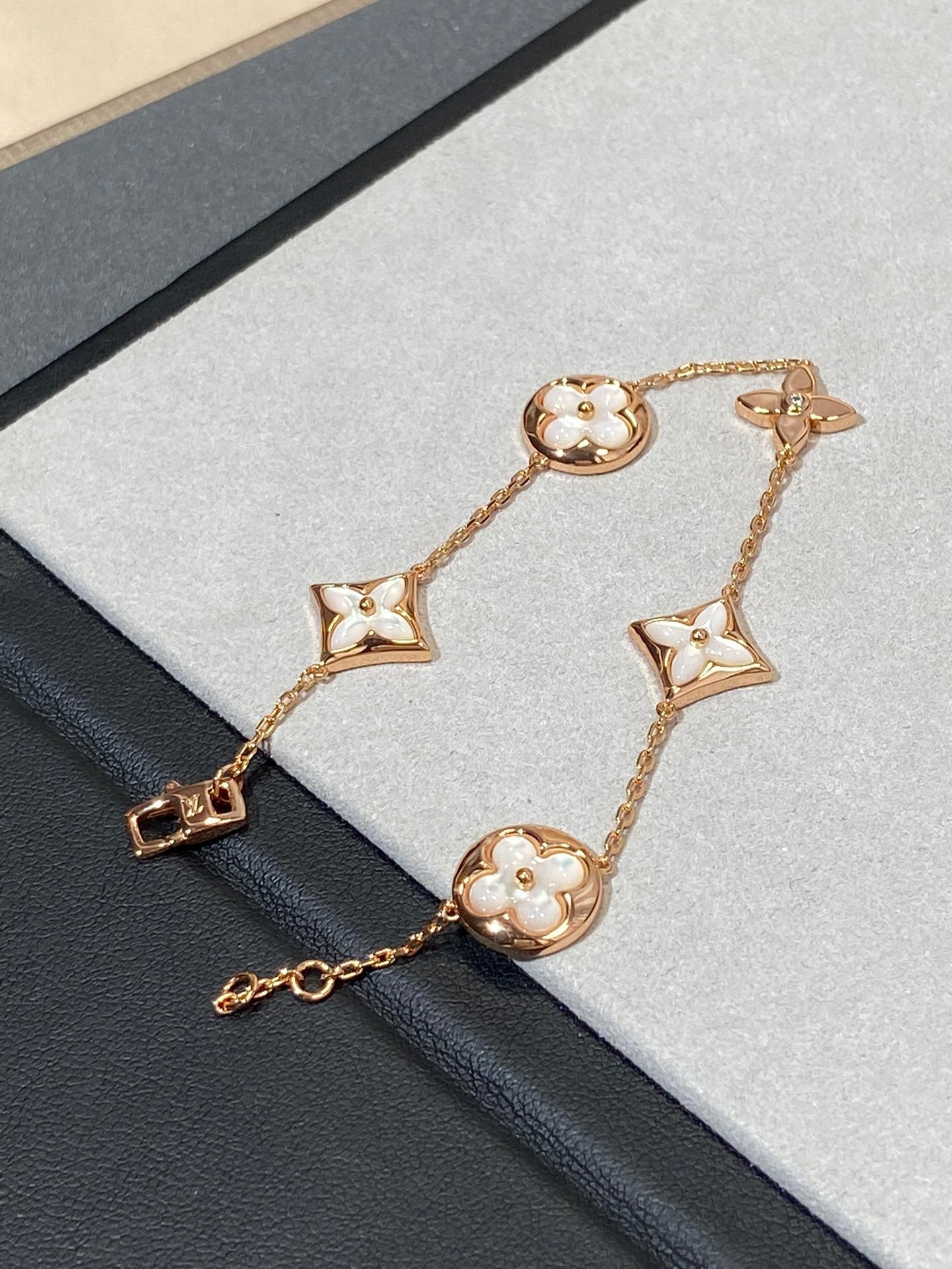 [LUXE JEWELRY]STAR AND SUN 5 MOTIF MOP PINK GOLD BRACELET