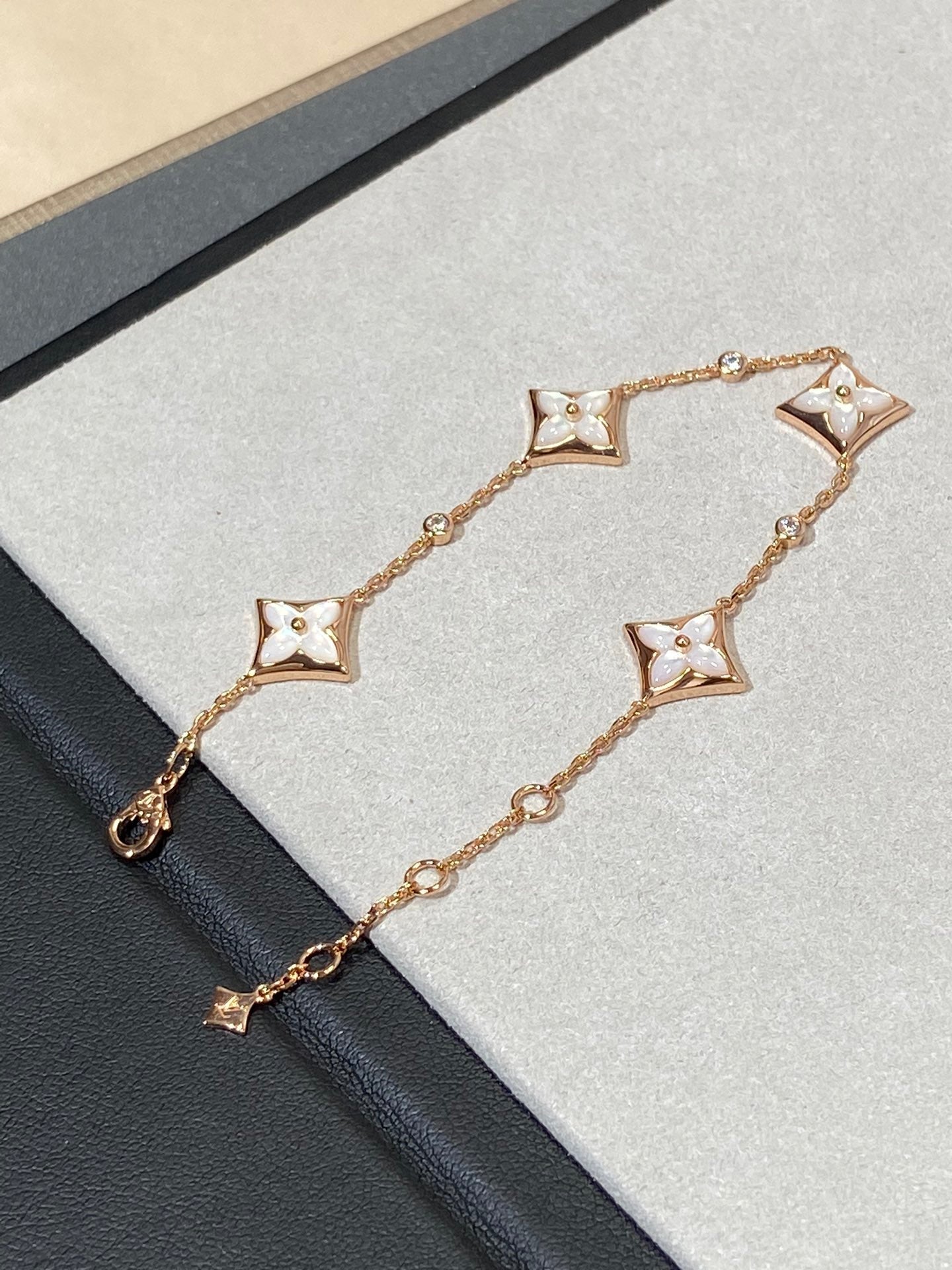 [LUXE JEWELRY]STAR 4 MOTIF MOP DIAMOND PINK GOLD BRACELET