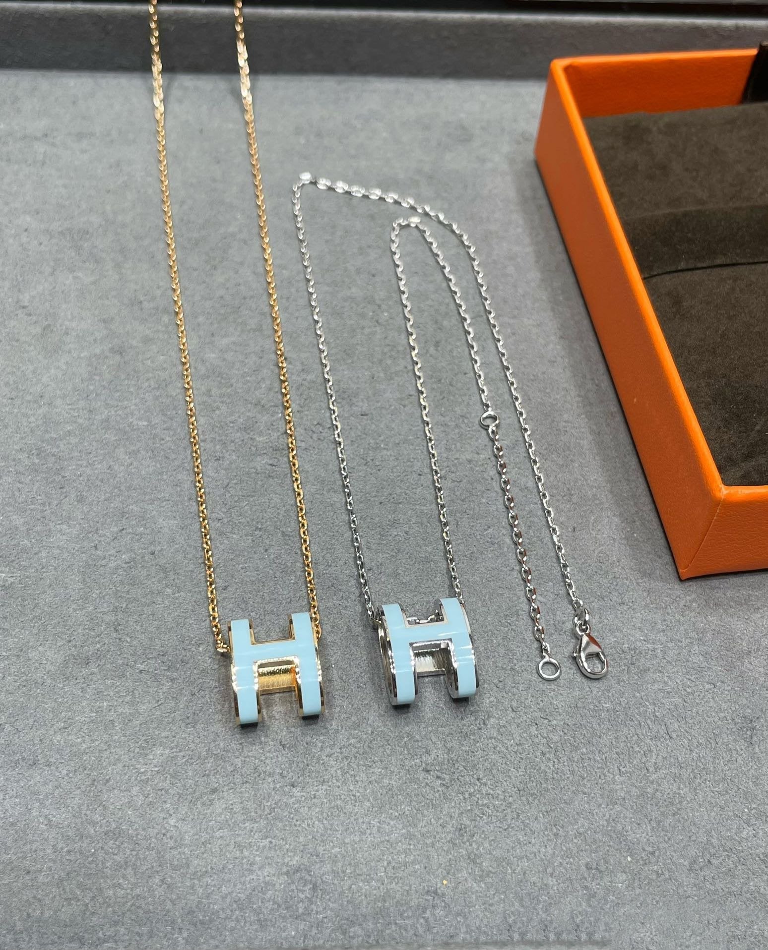 [LUXE JEWELRY]POP H SKY BLUE NECKLACE