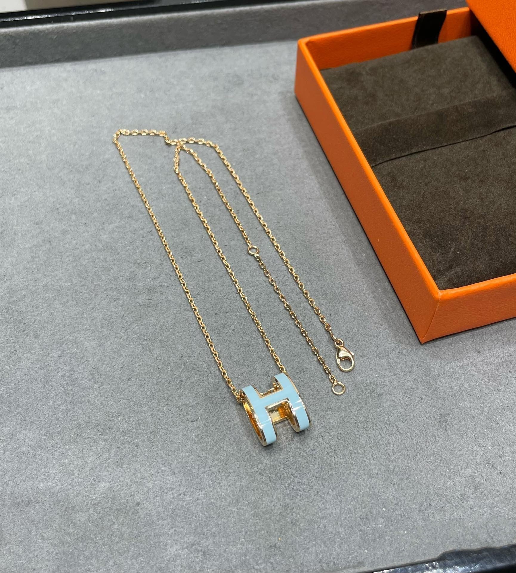 [LUXE JEWELRY]POP H SKY BLUE NECKLACE