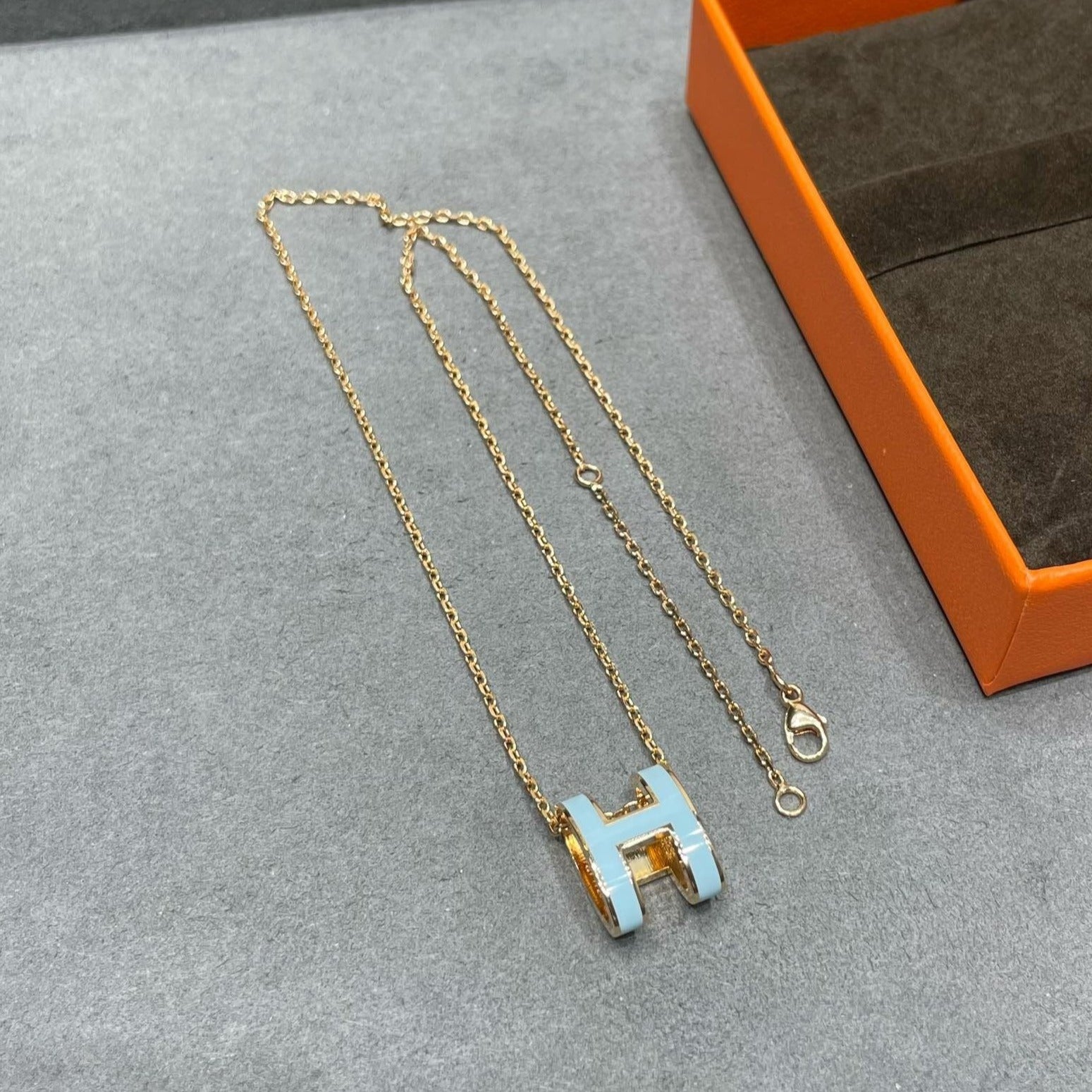 [LUXE JEWELRY]POP H SKY BLUE NECKLACE