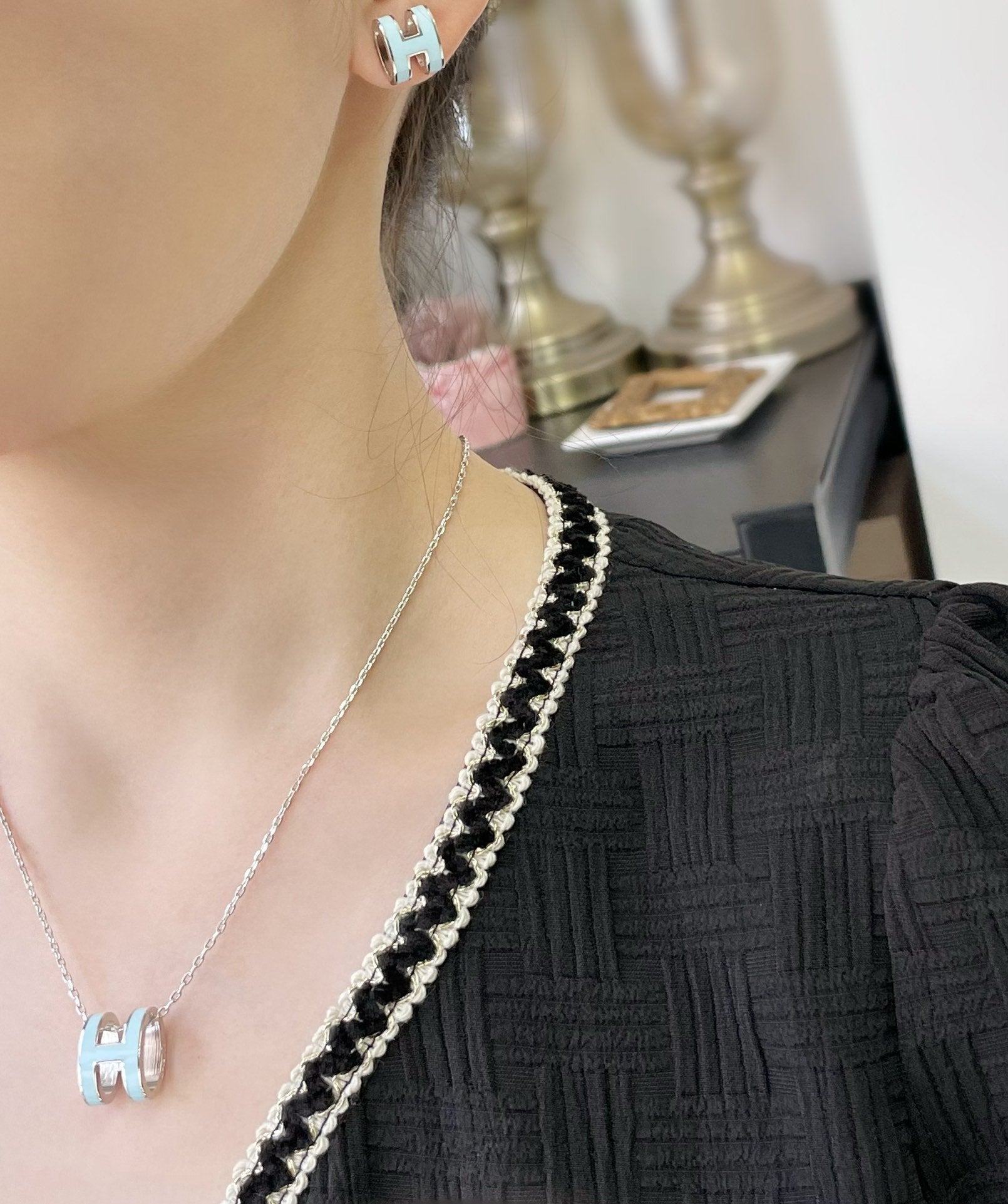 [LUXE JEWELRY]POP H SKY BLUE STUD EARRINGS