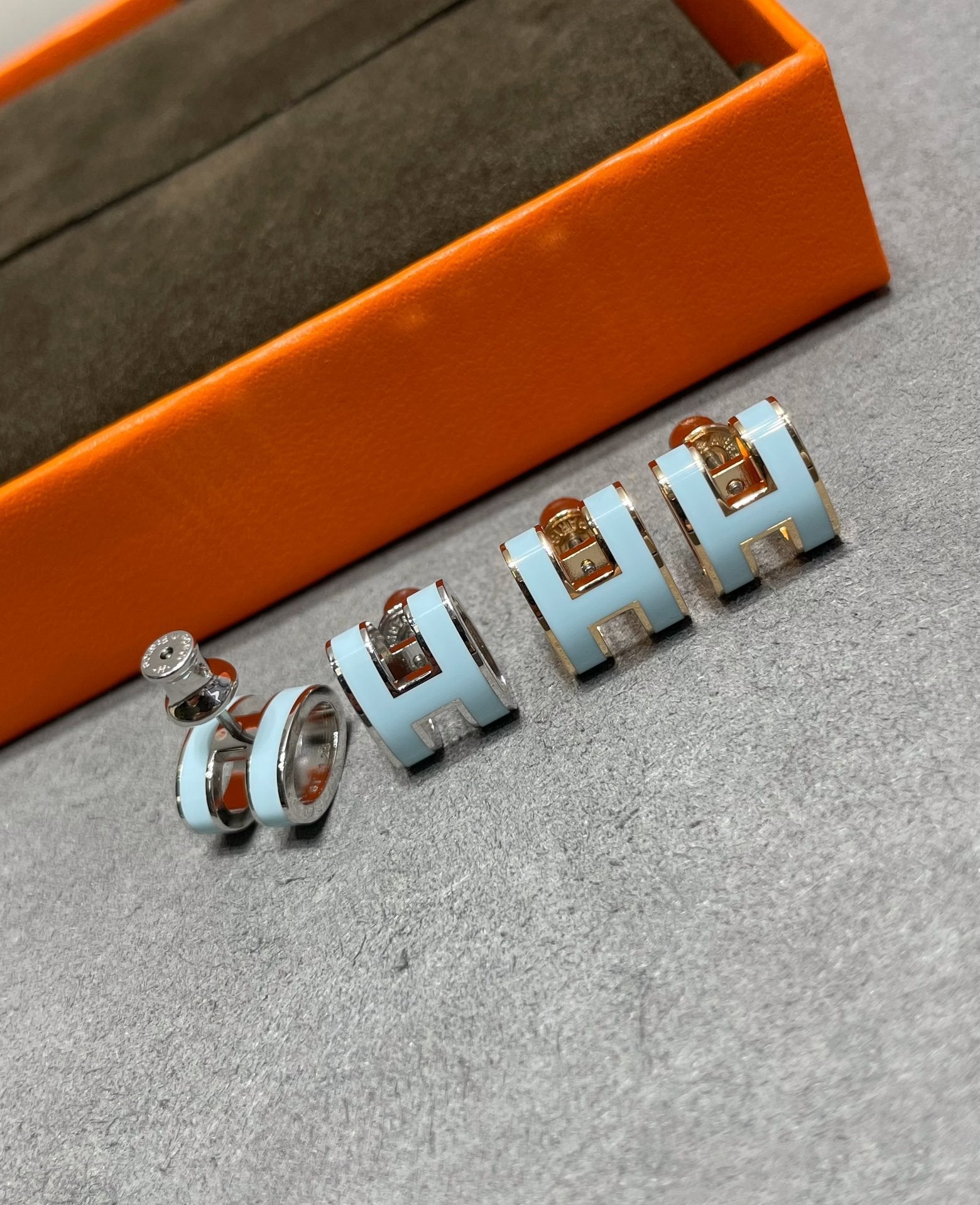 [LUXE JEWELRY]POP H SKY BLUE STUD EARRINGS