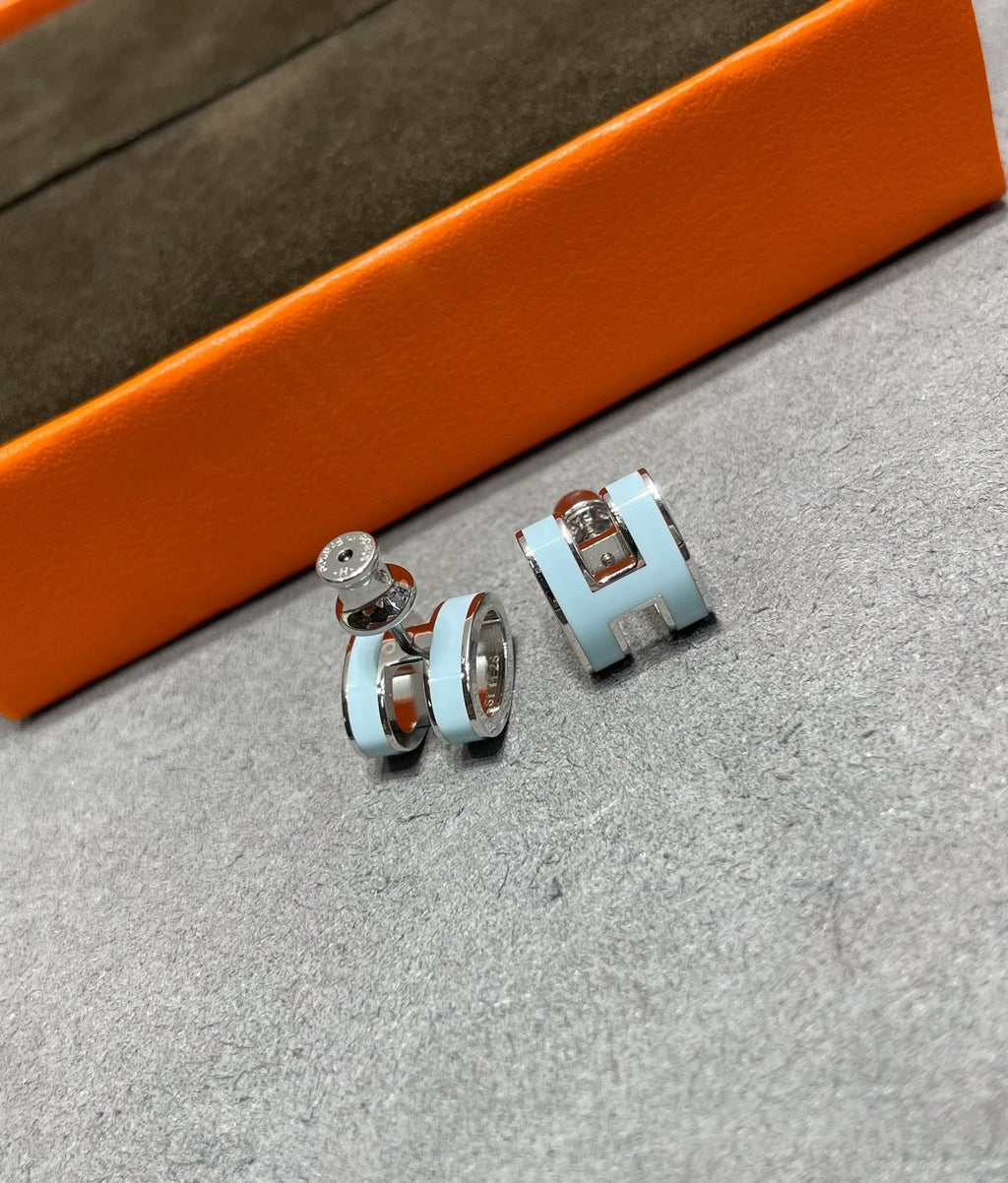 [LUXE JEWELRY]POP H SKY BLUE STUD EARRINGS