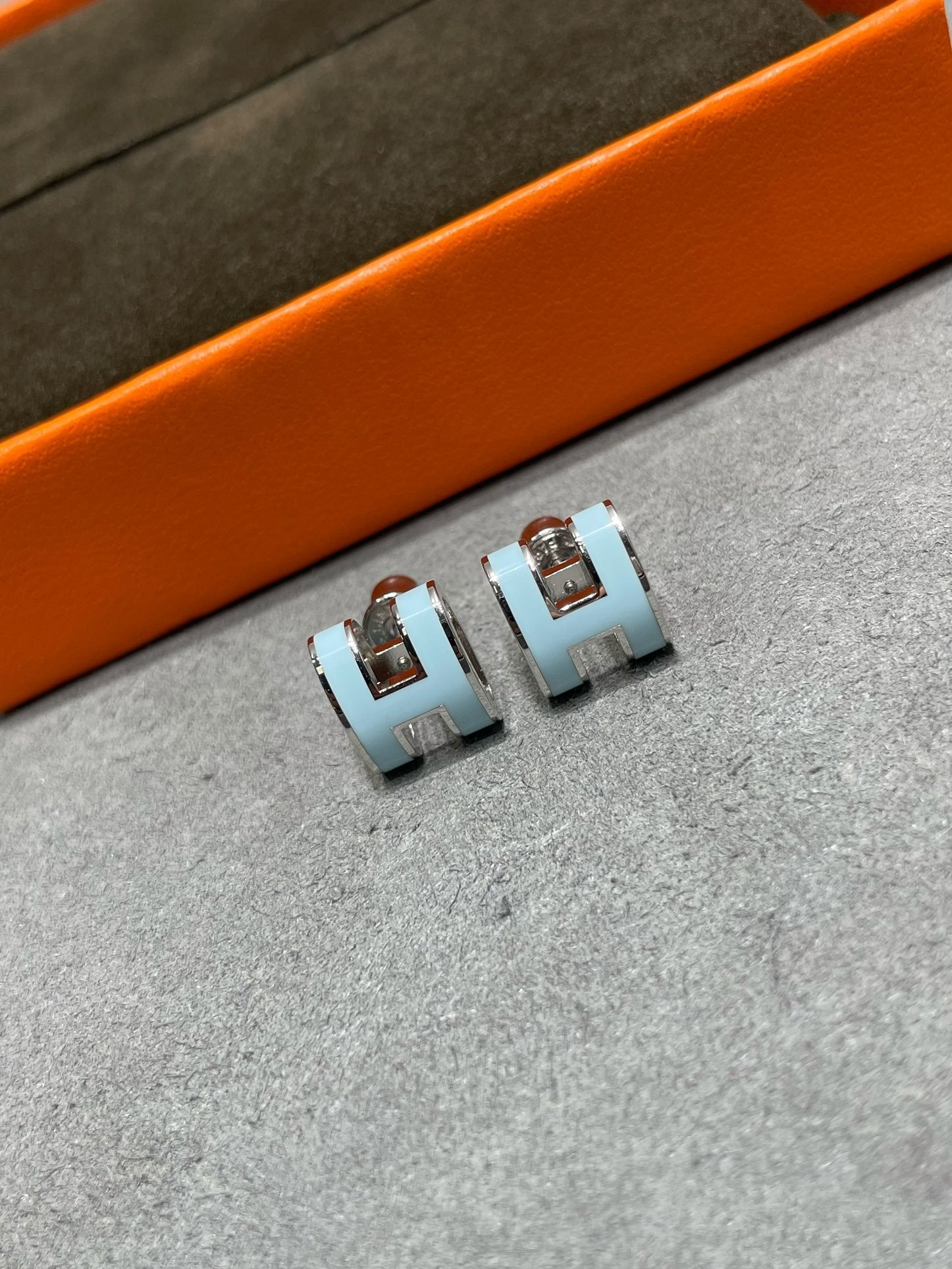 [LUXE JEWELRY]POP H SKY BLUE STUD EARRINGS