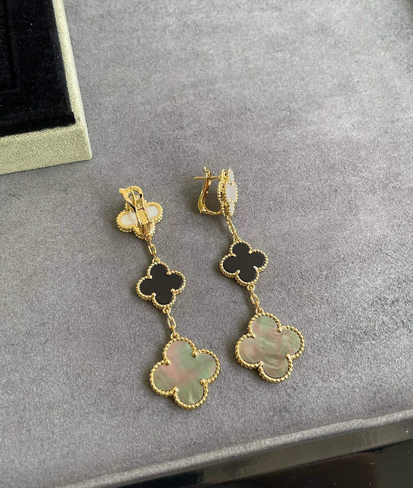 [LUXE JEWELRY]CLOVER 3 MOTIF MOP ONYX DARK MOP PINK GOLD EARRINGS