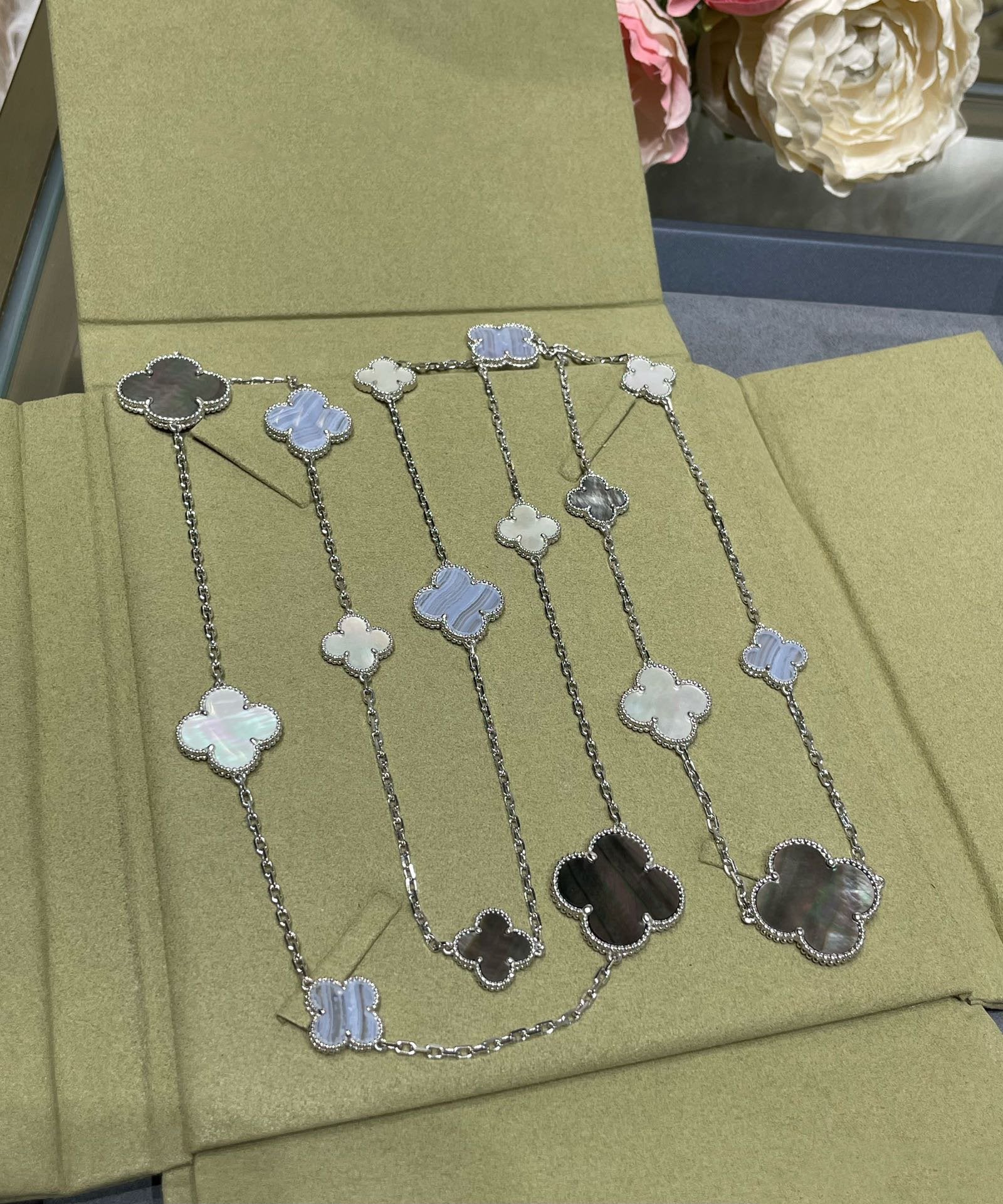 [LUXE JEWELRY]CLOVER 16 MOTIF CHALCEDONY MOP SILVER NECKLACE