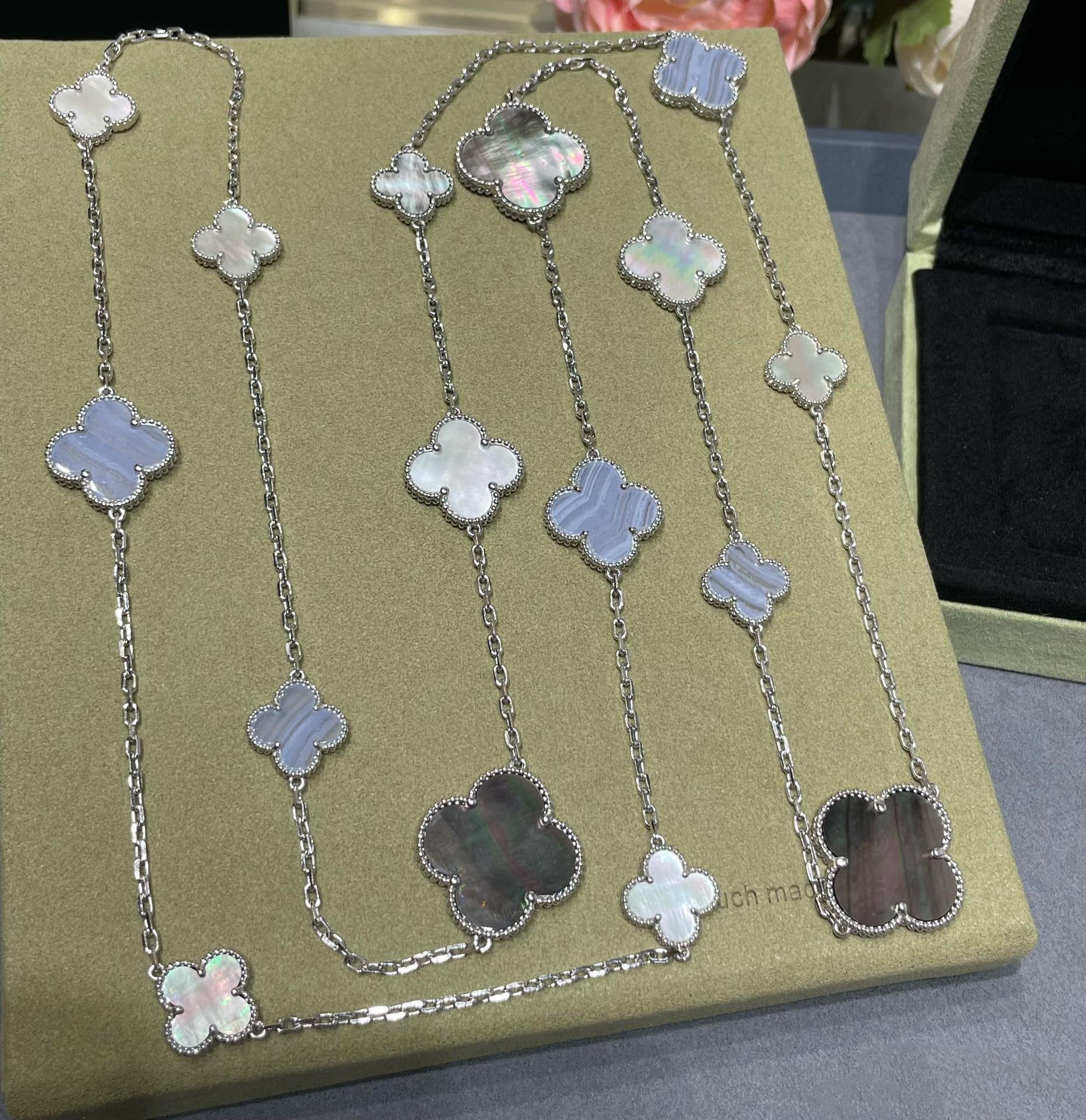 [LUXE JEWELRY]CLOVER 16 MOTIF CHALCEDONY MOP SILVER NECKLACE