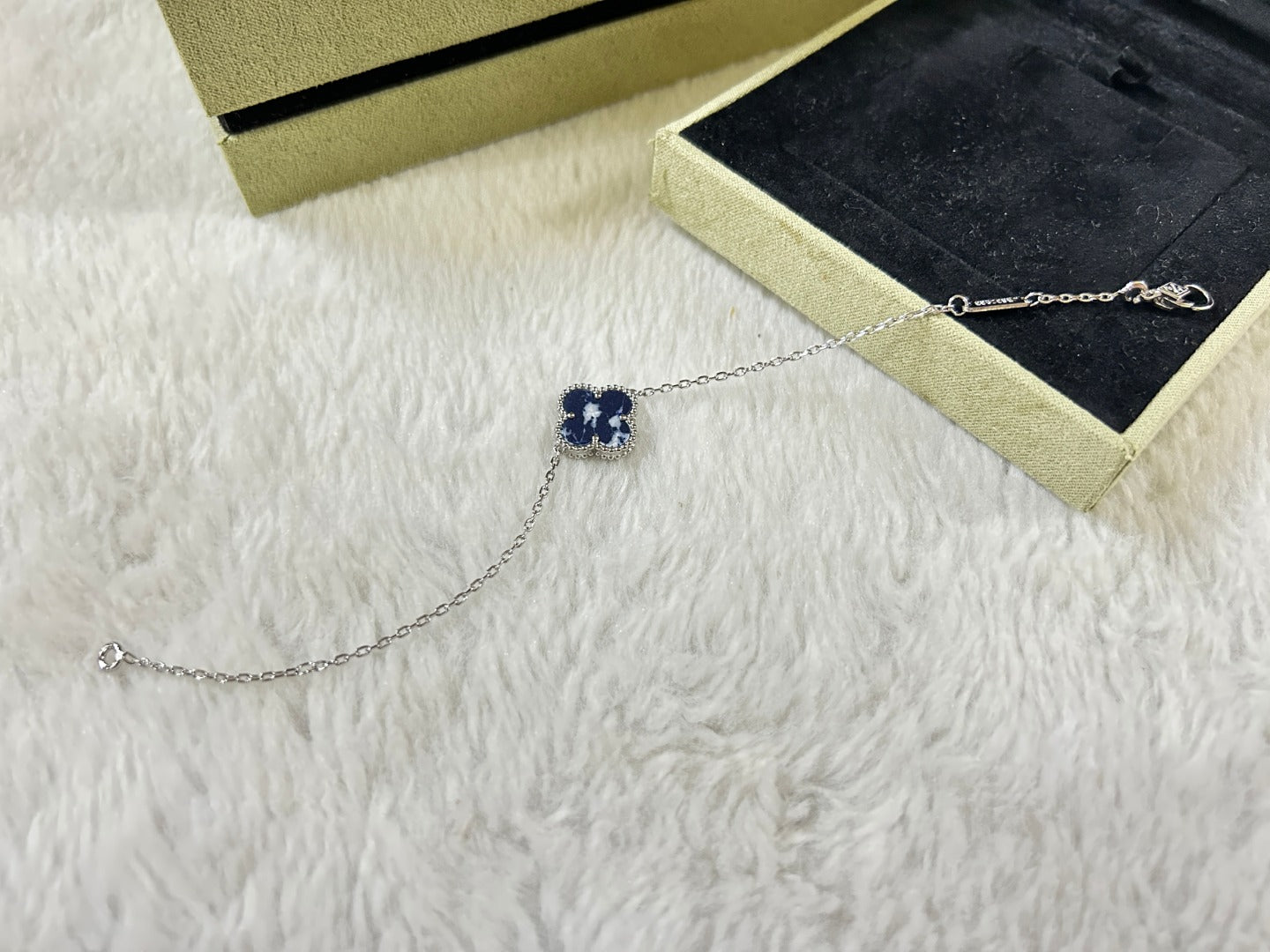 [LUXE JEWELRY]CLOVER 1 MOTIF PIETERSITE BRACELET