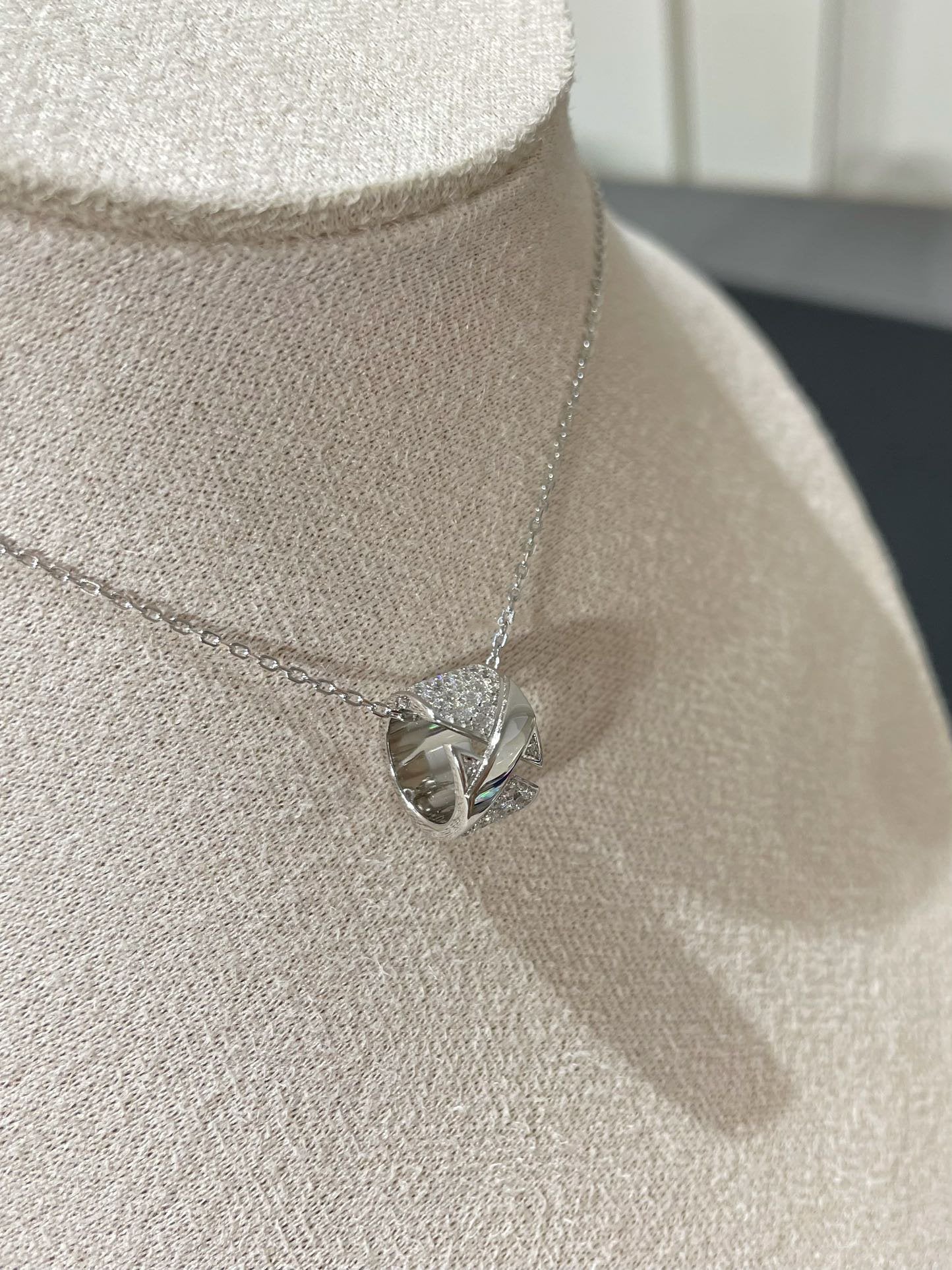 [LUXE JEWELRY]LIENS EVIDENCE DIAMOND PAVED NECKLACE
