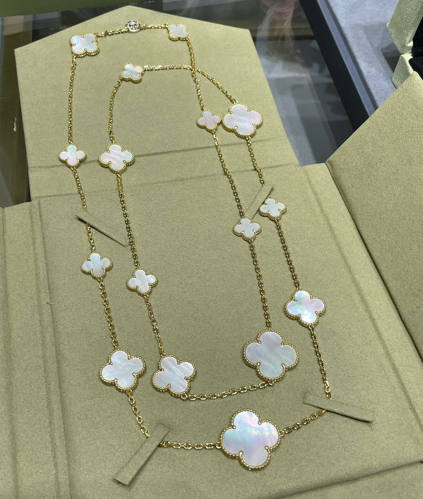 [LUXE JEWELRY]CLOVER 16 MOTIF WHITE MOP GOLD NECKLACE