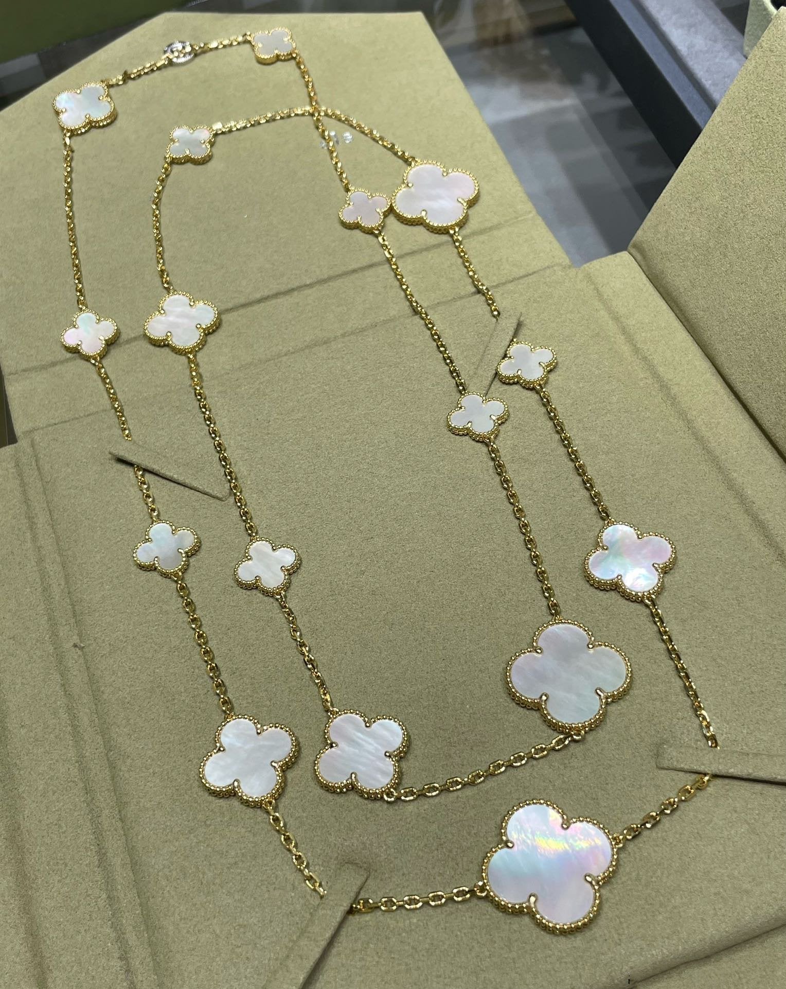 [LUXE JEWELRY]CLOVER 16 MOTIF WHITE MOP GOLD NECKLACE