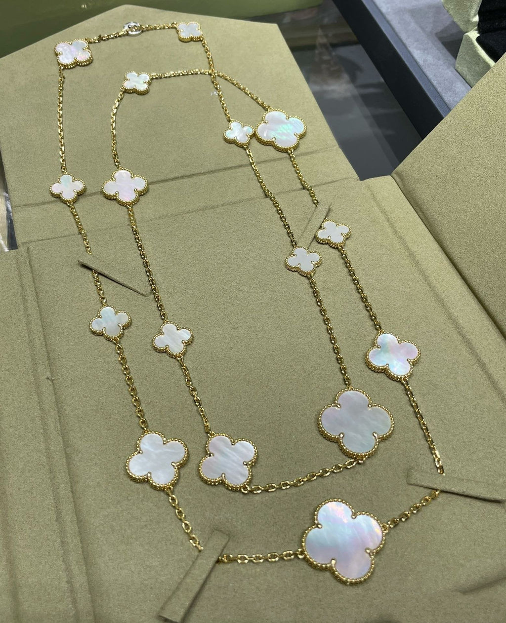 [LUXE JEWELRY]CLOVER 16 MOTIF WHITE MOP GOLD NECKLACE