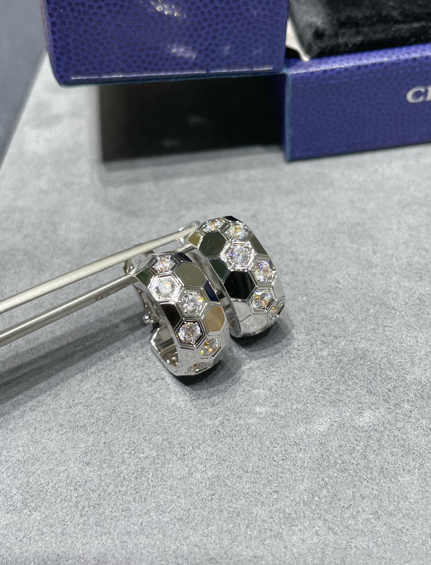 [LUXE JEWELRY]BEE LOVE DIAMOND HOOP EARRINGS