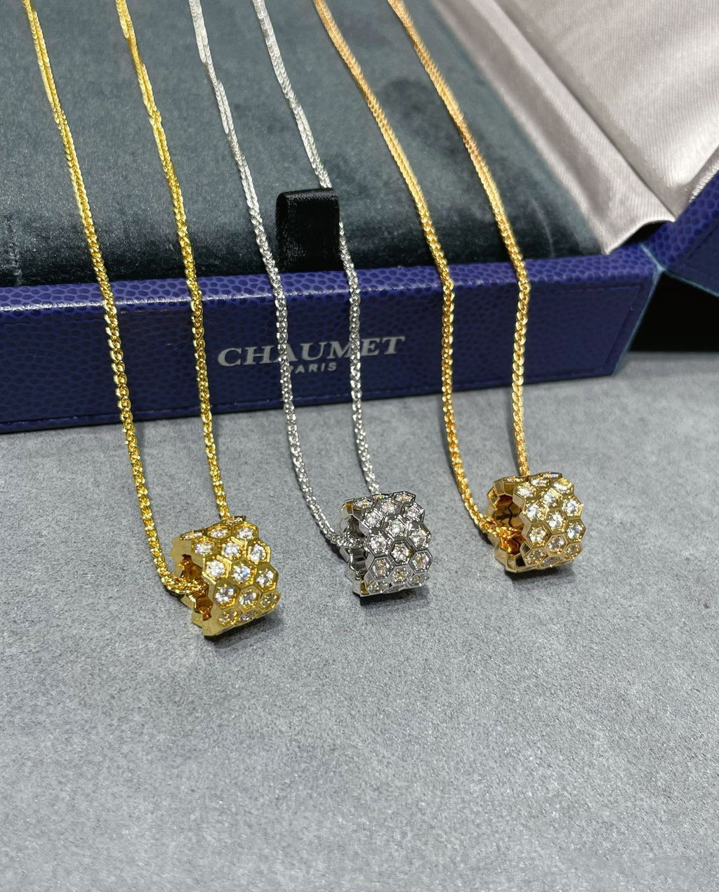 [LUXE JEWELRY]BEE LOVE DIAMOND PAVED 3 ROW NECKLACE