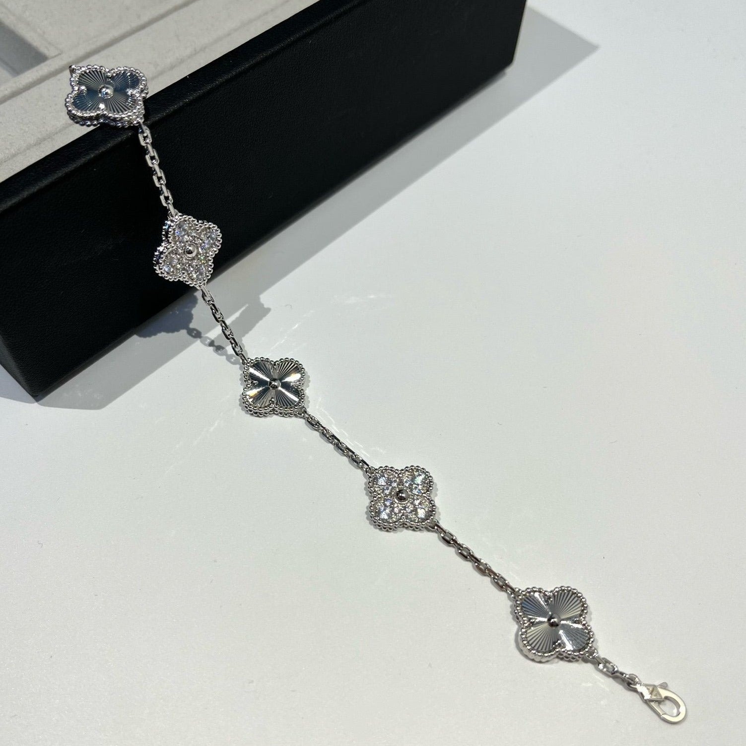 [LUXE JEWELRY] CLOVER 5 MOTIF LASER BRACELET COLLECTION