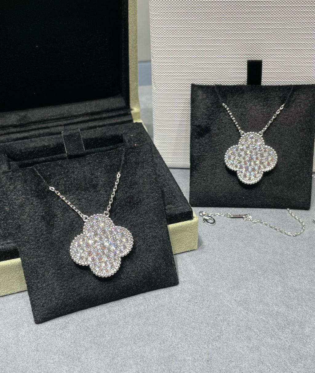 [LUXE JEWELRY]CLOVER 25MM LARGE PENDANT DIAMOND PAVED SILVER NECKLACE