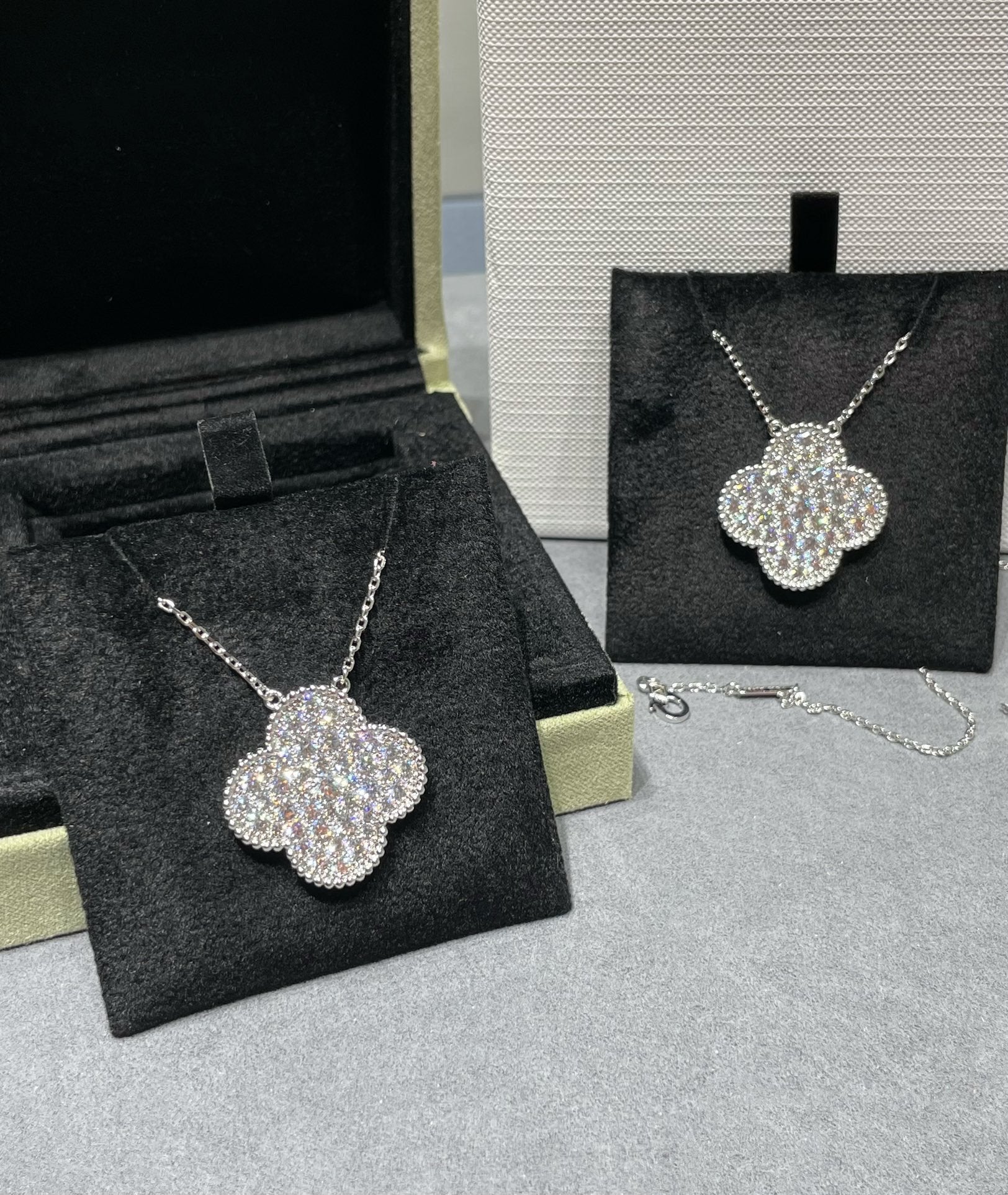 [LUXE JEWELRY]CLOVER 25MM LARGE PENDANT DIAMOND PAVED SILVER NECKLACE