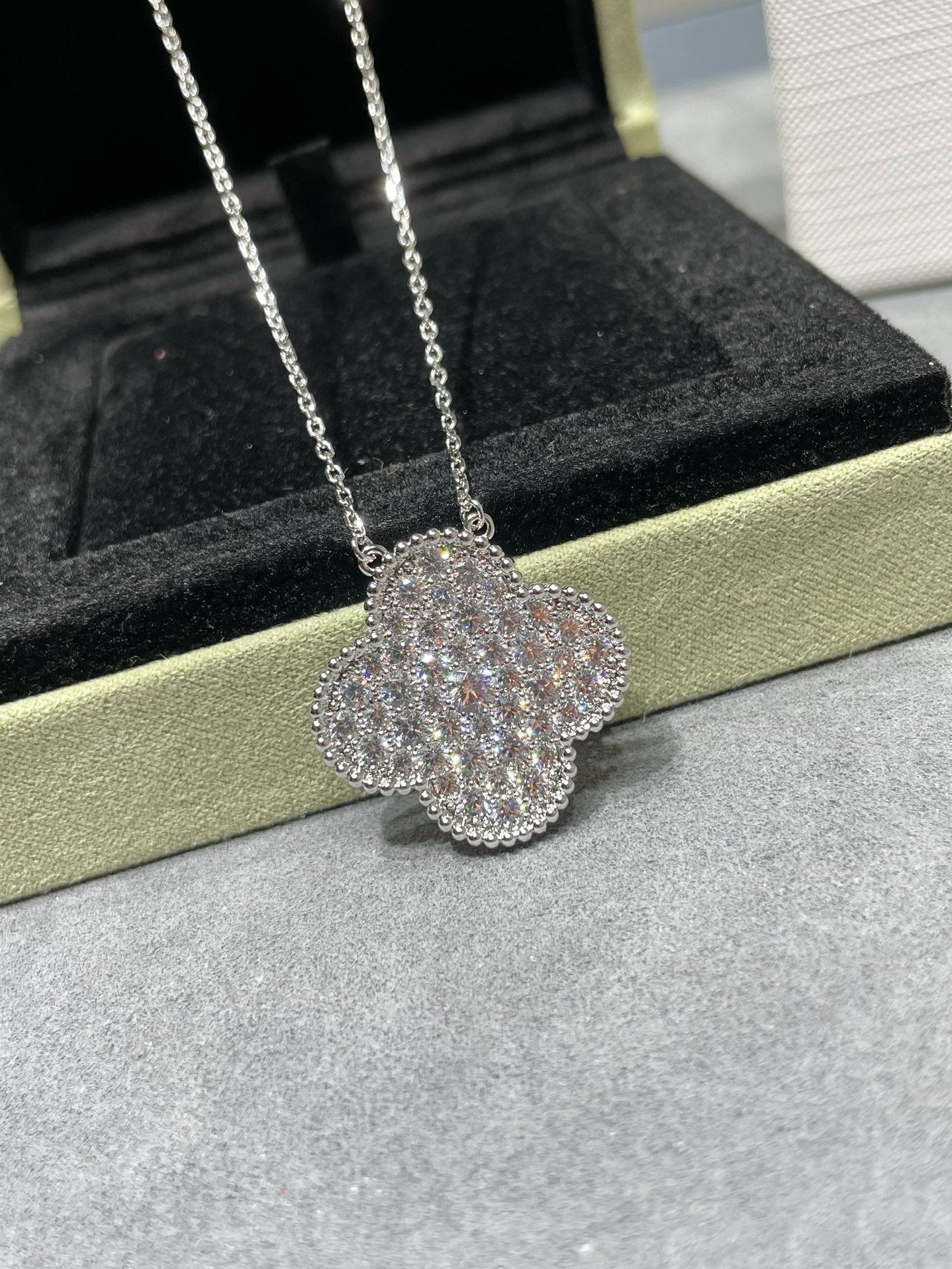 [LUXE JEWELRY]CLOVER 25MM LARGE PENDANT DIAMOND PAVED SILVER NECKLACE