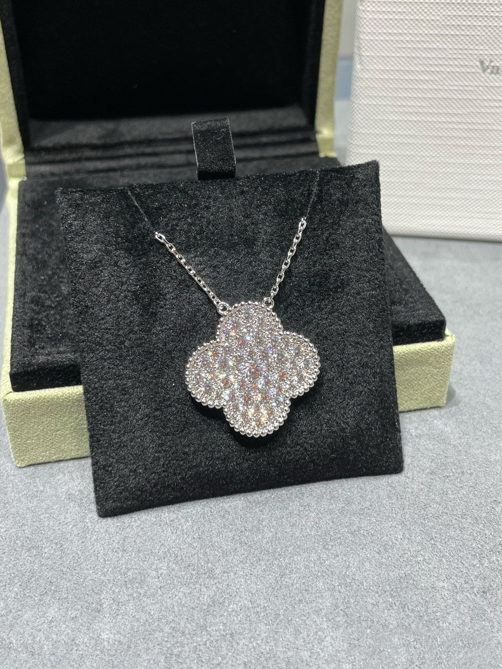 [LUXE JEWELRY]CLOVER 25MM LARGE PENDANT DIAMOND PAVED SILVER NECKLACE