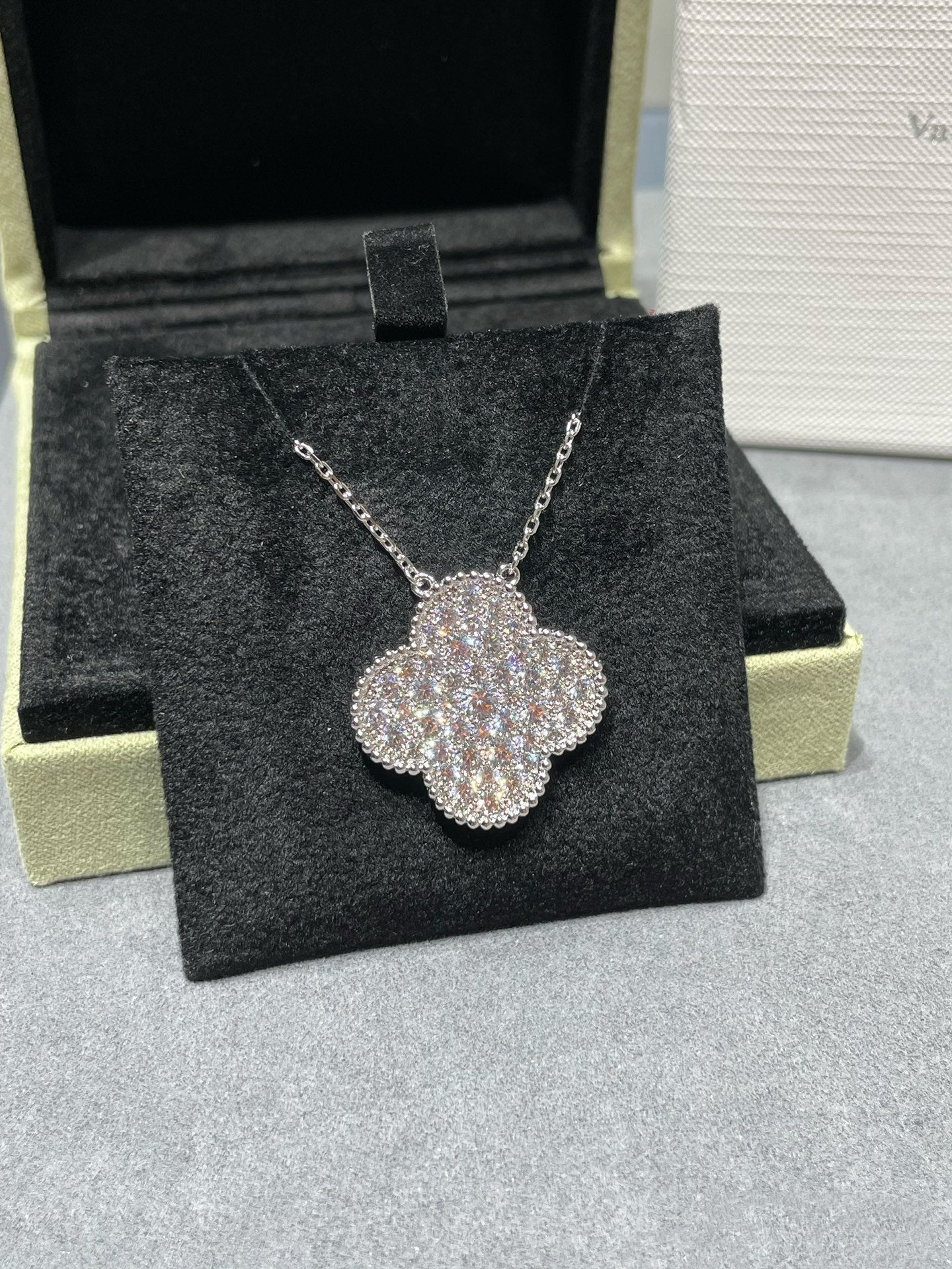 [LUXE JEWELRY]CLOVER 25MM LARGE PENDANT DIAMOND PAVED SILVER NECKLACE