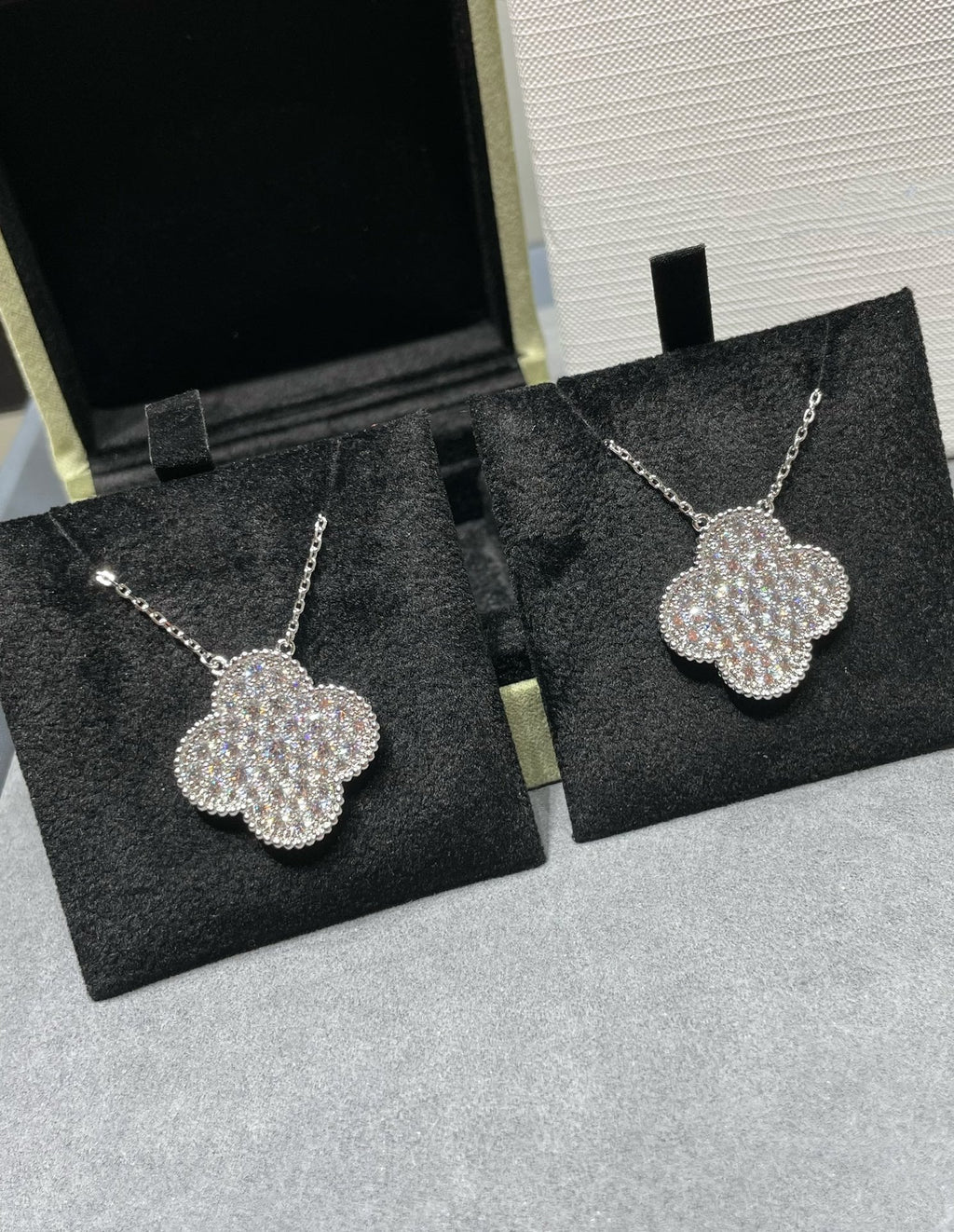 [LUXE JEWELRY]CLOVER 25MM LARGE PENDANT DIAMOND PAVED SILVER NECKLACE
