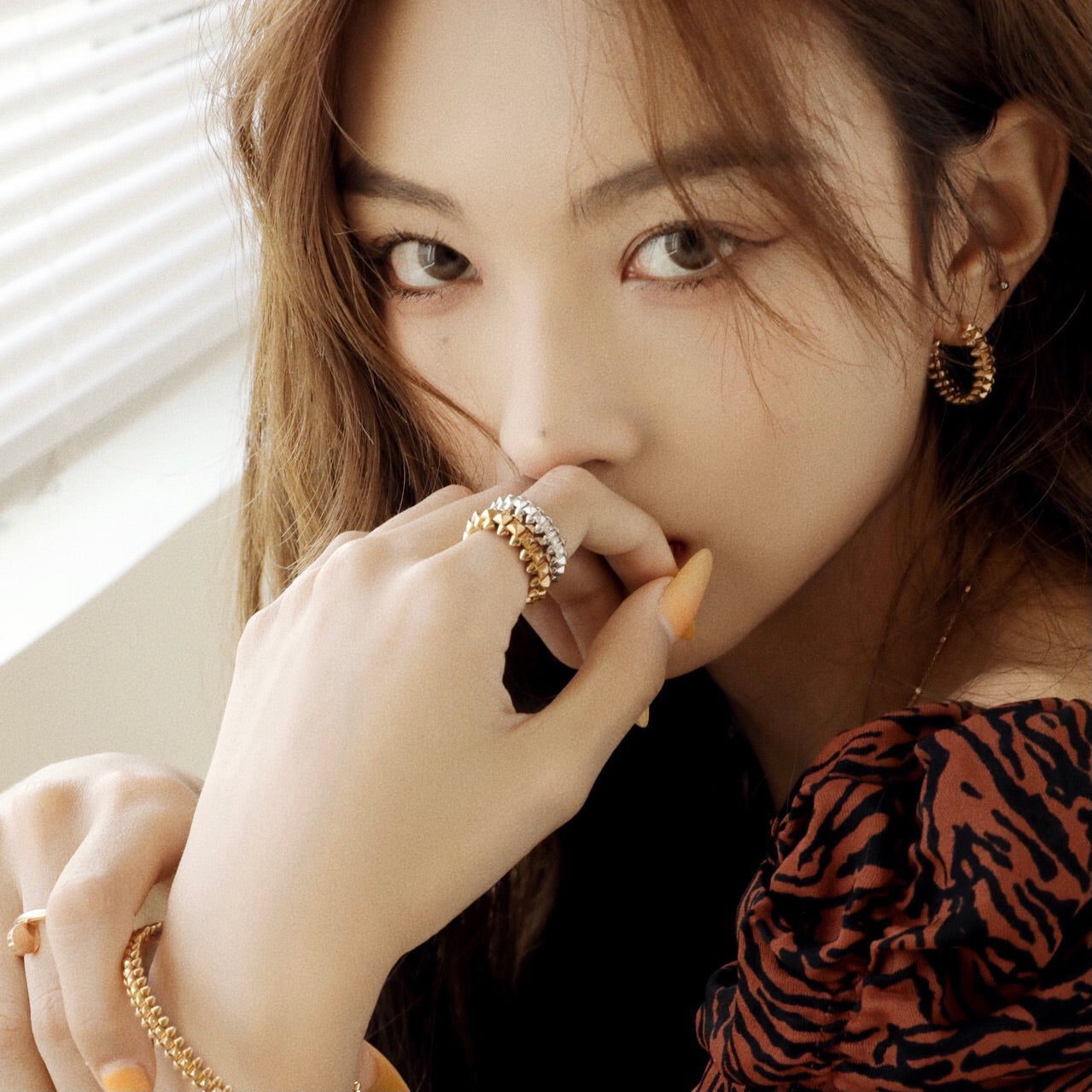 [LUXE JEWELRY] CLASH SMALL HOOP EARRINGS