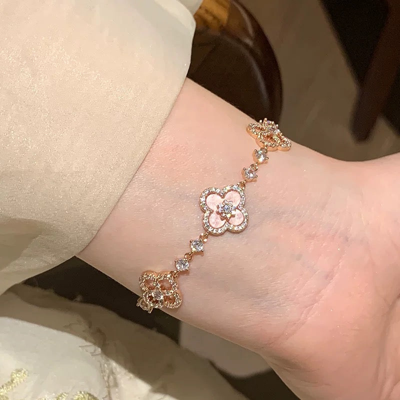 [LUXE JEWELRY]CLOVER 5 MOTIF PINK BLUE RED WHITE BRACELET