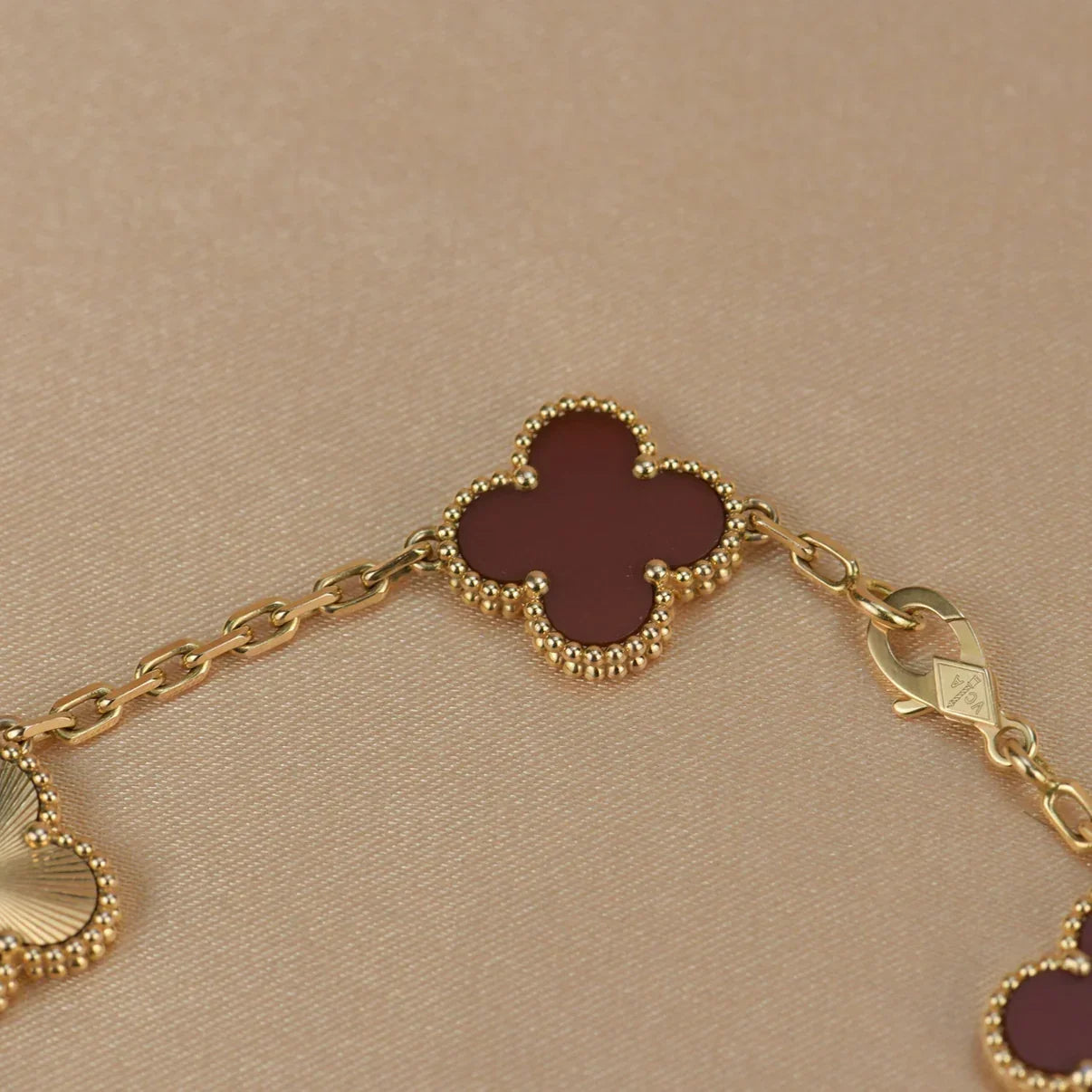 [LUXE JEWELRY] CLOVER 5 MOTIF RED CORNELIAN BRACELET COLLECTION