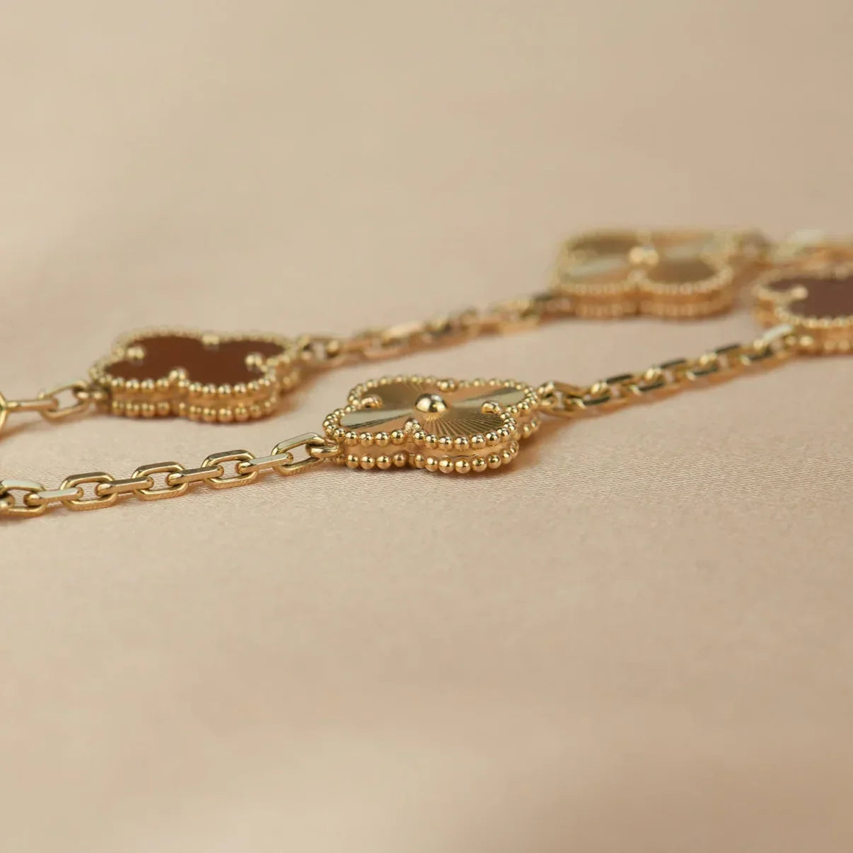 [LUXE JEWELRY] CLOVER 5 MOTIF RED CORNELIAN BRACELET COLLECTION